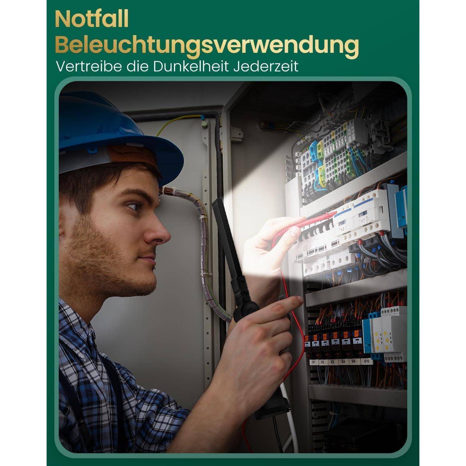Ein Techniker mit Schutzhelm arbeitet mit Werkzeugen an einer Elektrotafel. Der Text auf Deutsch liest sich: 