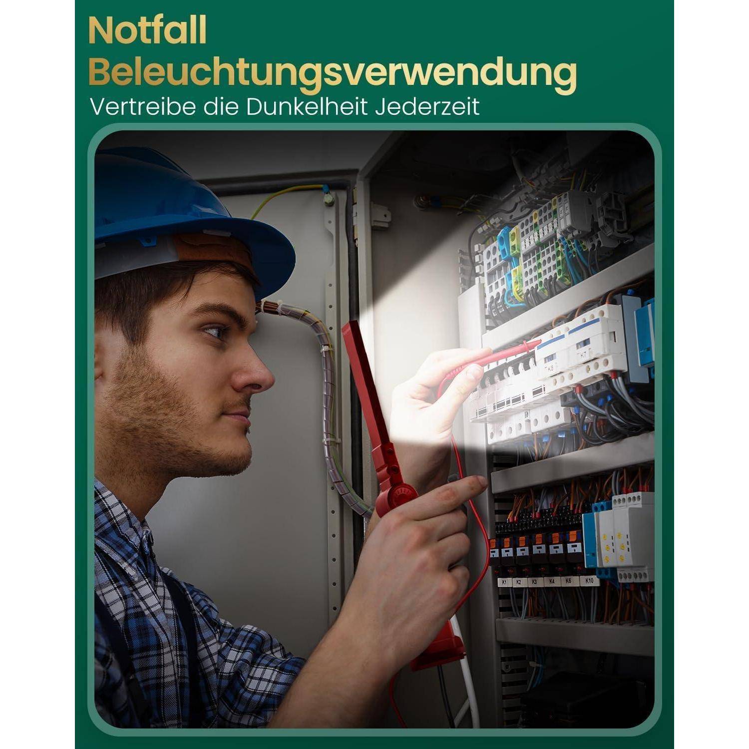 Ein Mann mit Schutzhelm bedient ein Werkzeug an einer Elektrotafel. Der Text lautet: 'Notfall Beleuchtungsverwendung Vertreibe die Dunkelheit Jederzeit'.