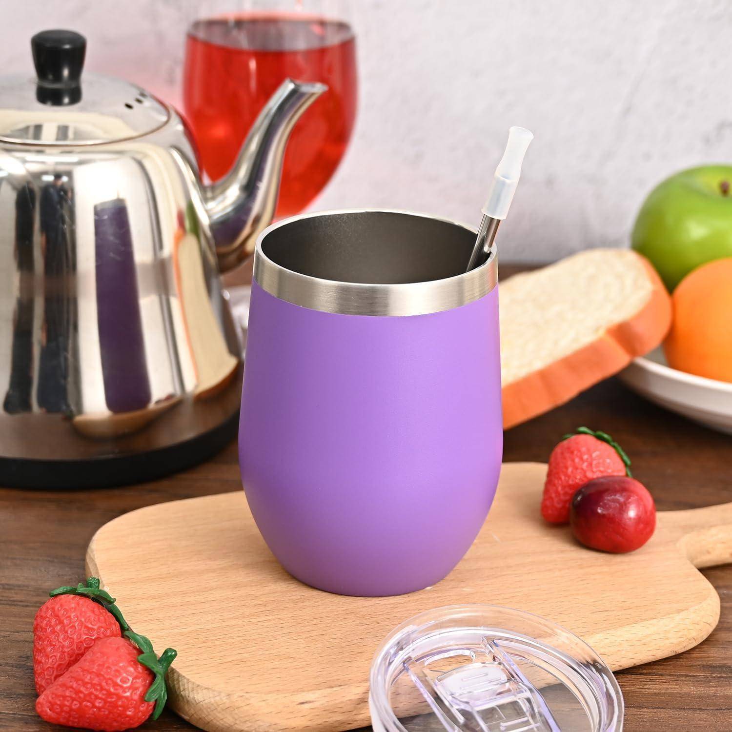 Lila isolierter Trinkbecher mit Strohhalm auf einem Holzbrett, umgeben von Erdbeeren, einer Teekanne, einem Glas Saft und einem Teller mit Brot und Obst.