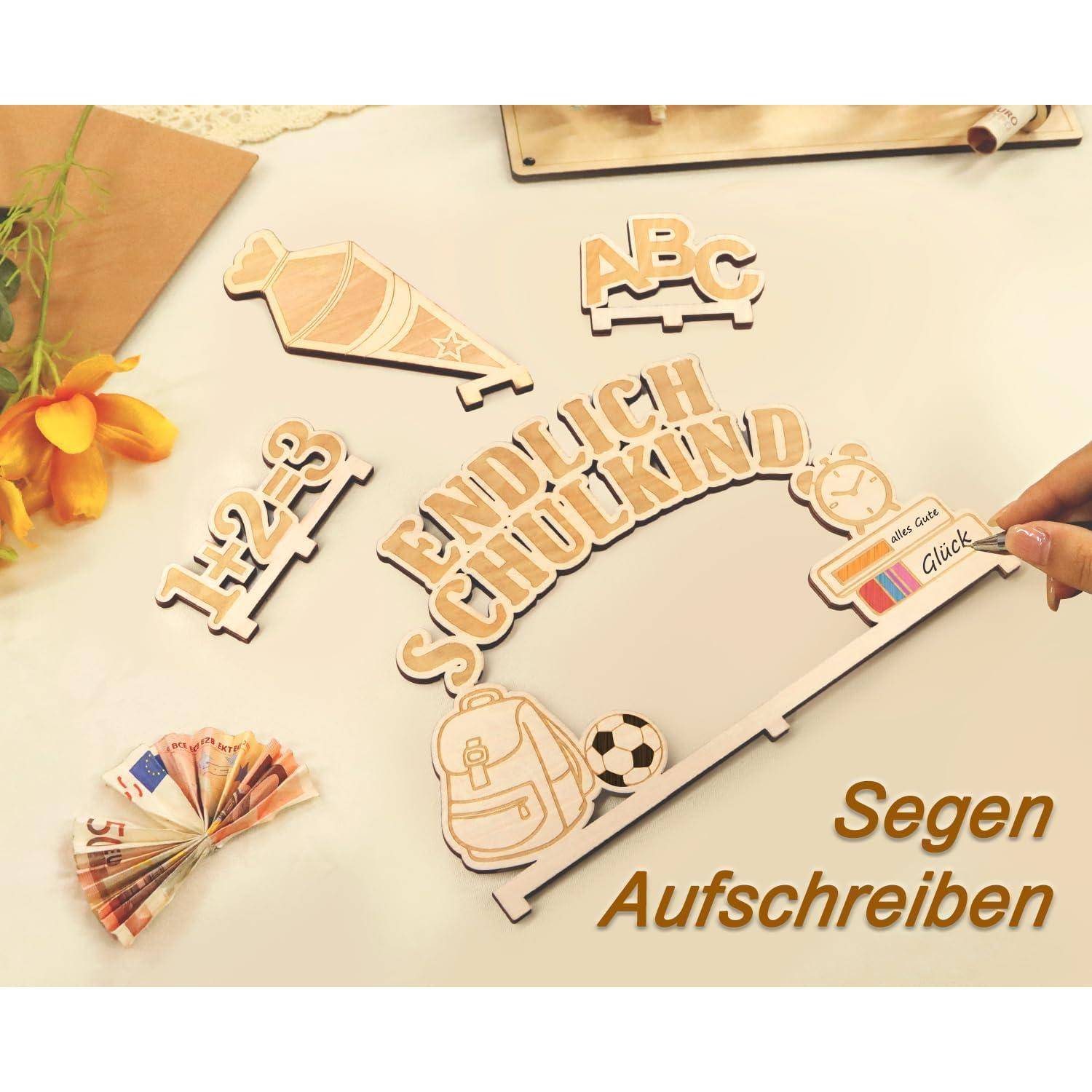 Dekorative Holzausschnitte für ein Schulthema mit Formen eines Pokals, 'ABC', '1-2-3', einem Rucksack, einem Fußball, einer Uhr und 'Endlich Schulkind'.