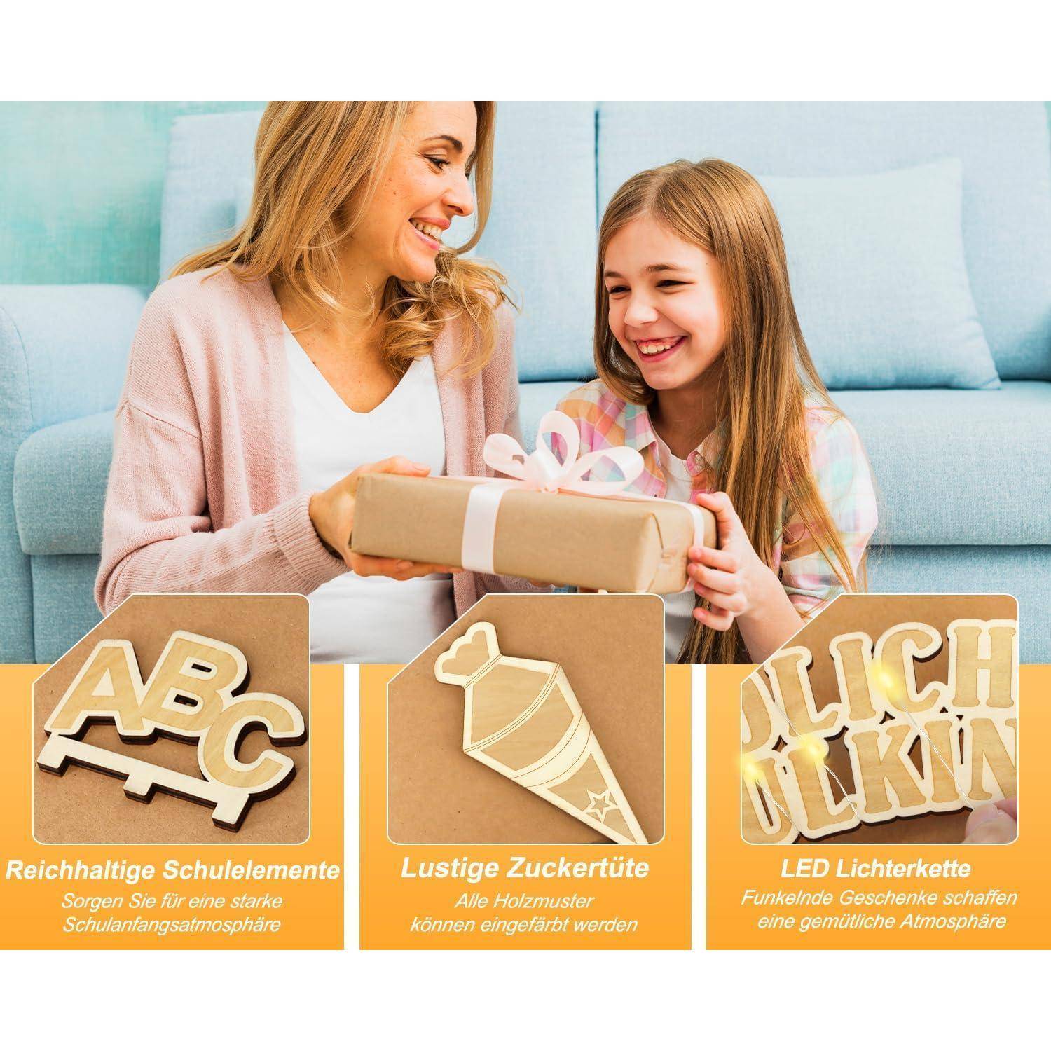 Eine Frau, die auf einem Sofa sitzt, überreicht einem lächelnden Mädchen ein eingewickeltes Geschenk. Darunter sind drei Panels mit Schulutensilien, einer Zuckertüte und LED-Leuchten.