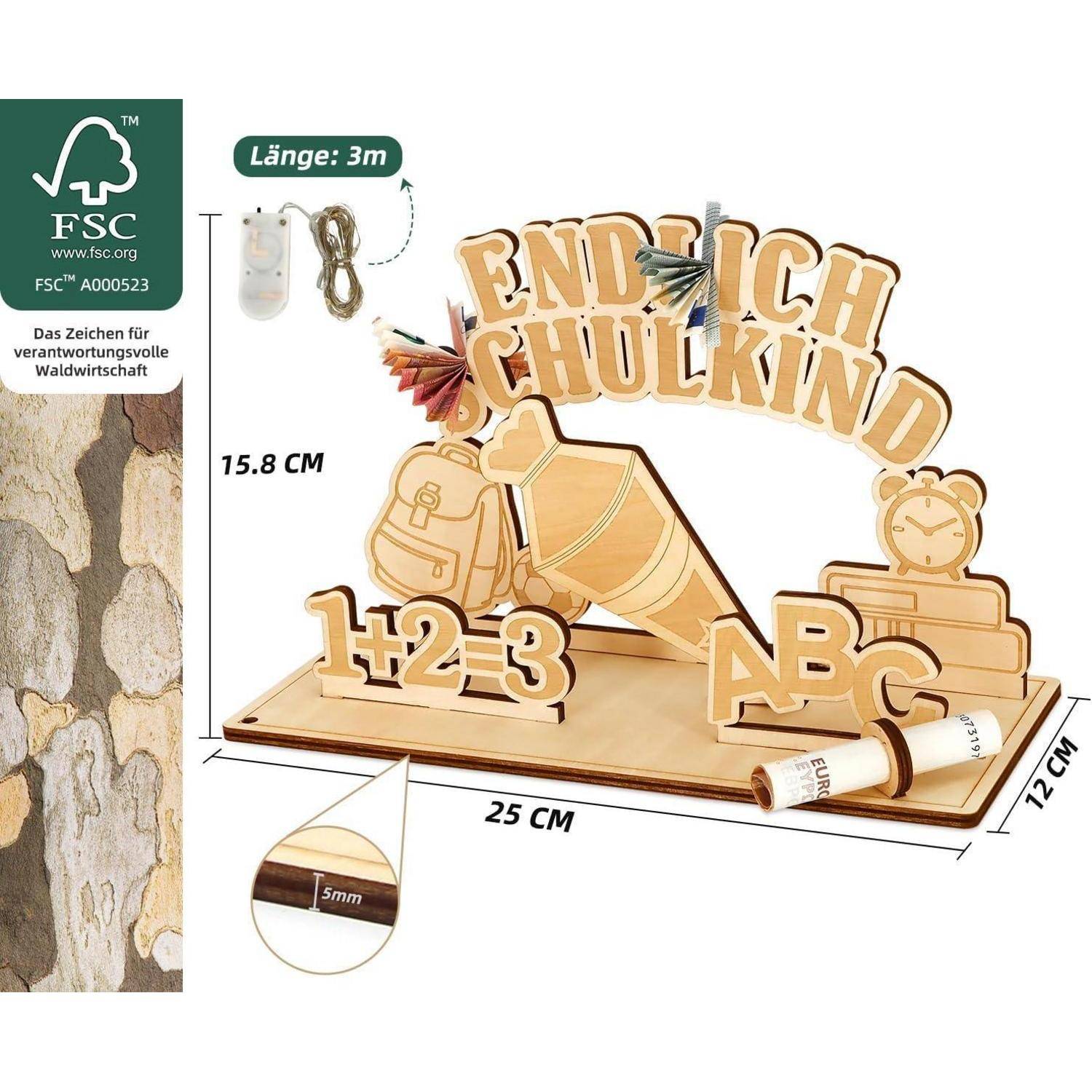 Ein hölzernes Display präsentiert schulthematische Gegenstände wie einen Schultüte, Zahlen und eine Uhr, die den Schulbeginn symbolisieren. Enthält Produktabmessungen.