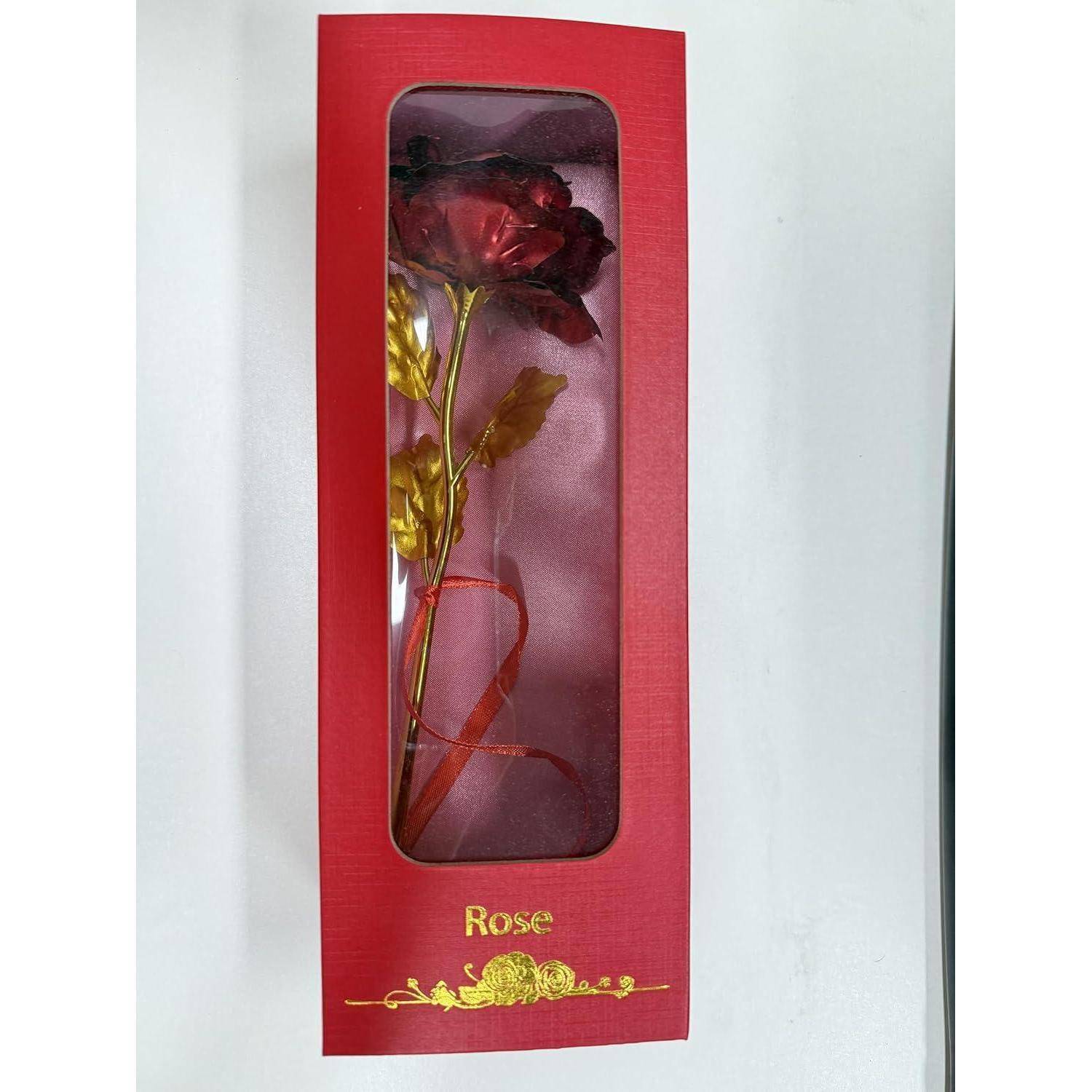 Eine dekorative Rose mit goldenen Blättern ist in einer roten Box mit einer durchsichtigen Scheibe eingeschlossen, wobei am unteren Rand das Wort 