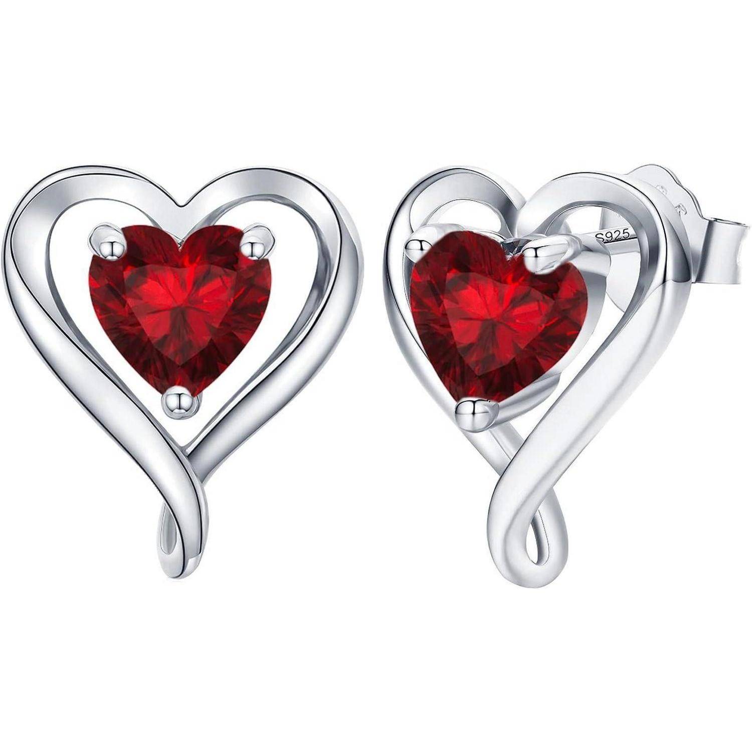 Herzförmige Ohrringe mit silbernem Rand und rotem Edelstein in der Mitte, die Liebe und Eleganz symbolisieren und für Geschenkeanlässe geeignet sind.