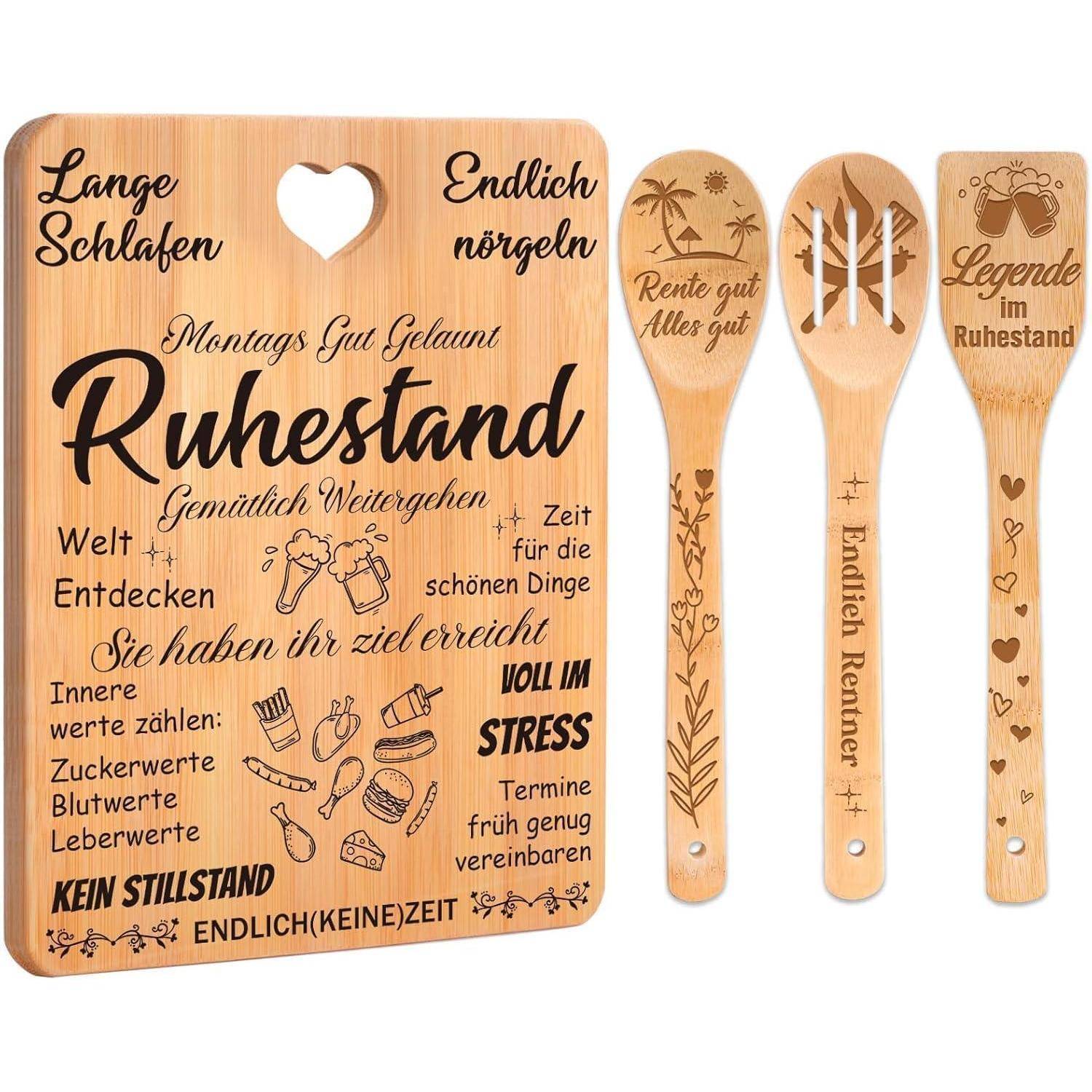 Eine Holzschneidebrett und Küchenutensilien mit eingraviertem deutschen Phrasen, die sich auf Ruhestand, Freizeit und Entspannung beziehen.