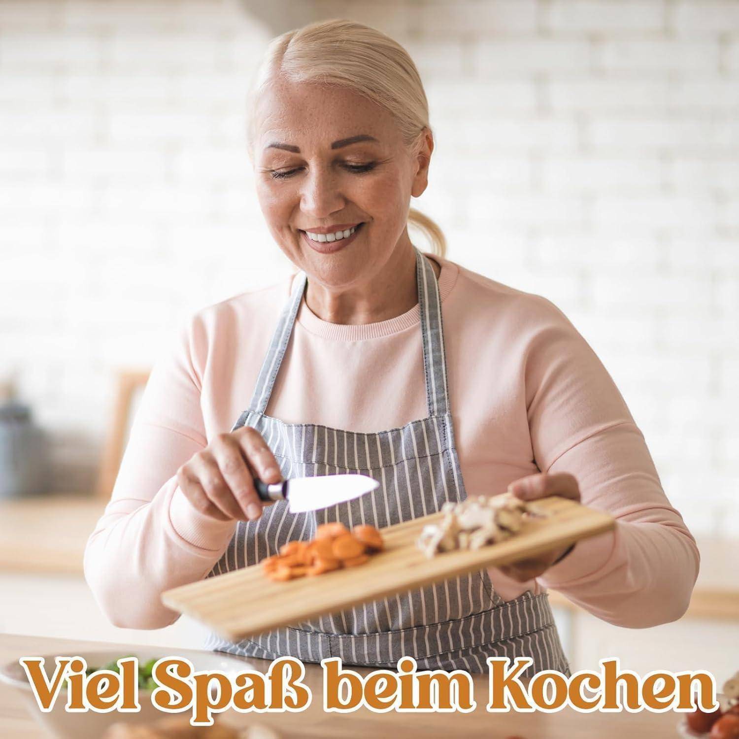 Eine lächelnde Person in einer Küche, die Gemüse auf einem Schneidebrett schneidet, mit dem Text 'Viel Spaß beim Kochen' im Vordergrund.