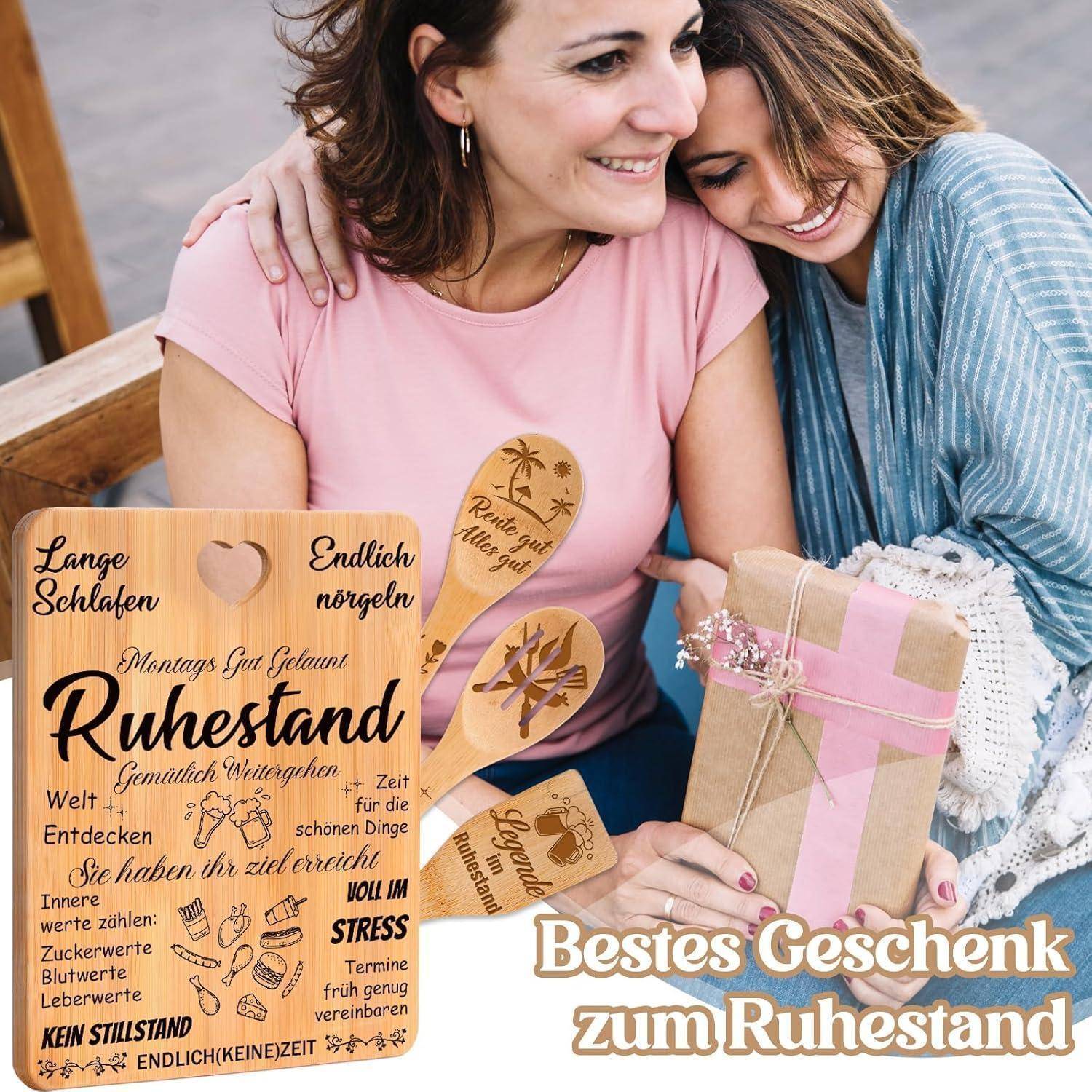 Zwei Frauen sitzen eng beieinander und lächeln, eine von ihnen hält ein in braunes Papier gewickeltes Geschenk mit einer rosa Schleife. Deutscher Text über Ruhestand auf Küchenutensilien.