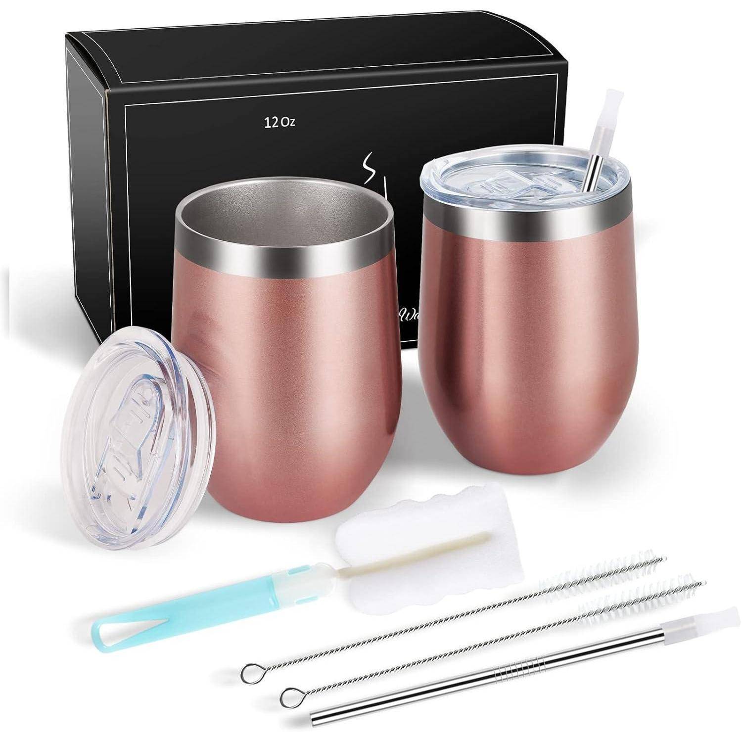 Zwei Trinkbecher aus Roségold-Edelstahl mit durchsichtigen Deckeln und Strohhalmen werden mit einem Reinigungsbürstenset vor einem schwarzen Hintergrund präsentiert.