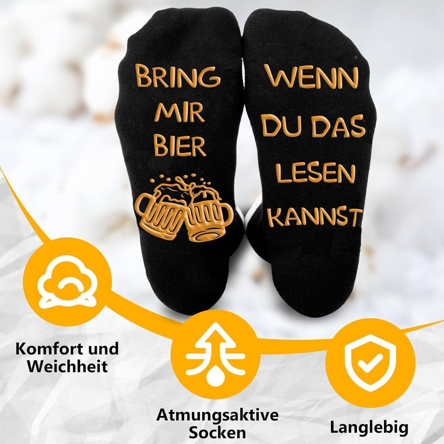 Schwarze Socken mit deutschem Text 'Bring mir Bier wenn du das lesen kannst' und Bierkrügen. Symbole zeigen Komfort, Atmungsaktivität und Strapazierfähigkeit.
