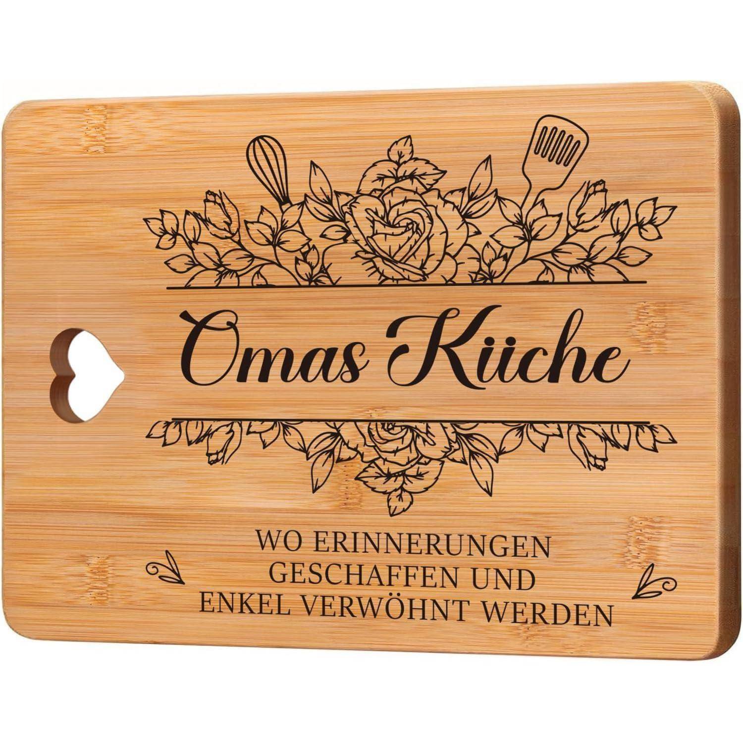 Ein Holzschneidebrett mit Blumenmustern trägt den deutschen Text 'Omas Küche' und 'Wo Erinnerungen geschaffen und Enkel verwöhnt werden.