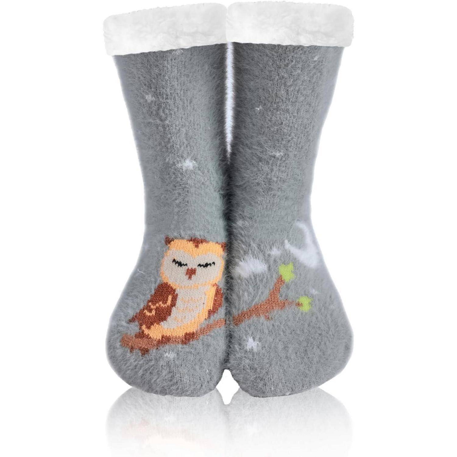 Ein Paar graue Socken mit einem Eulenmotiv auf einem Ast, versehen mit einer weißen flauschigen Kante am Bund.