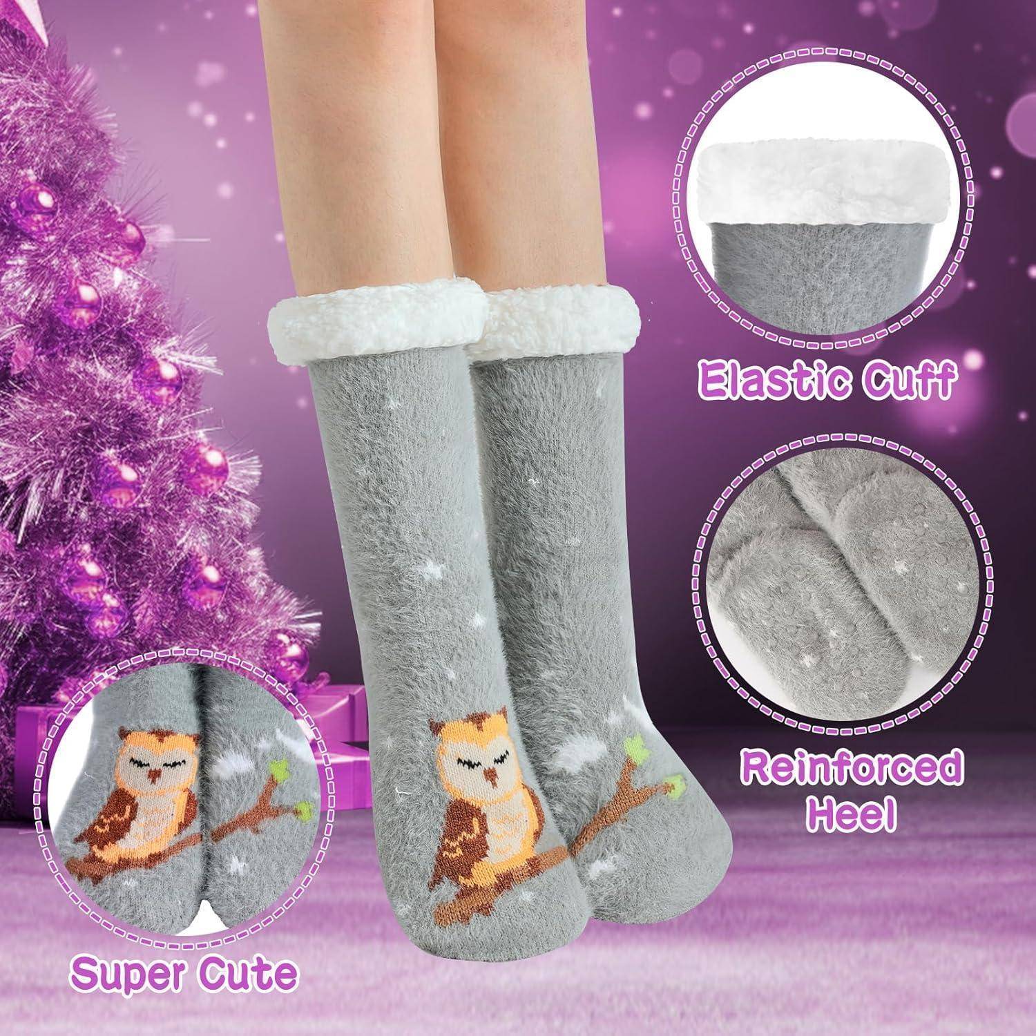 Graue Socken mit Eulenmuster, elastischer Bündchen und verstärkter Ferse. Hintergrund zeigt einen Weihnachtsbaum und den Text ‚Super Süß'.