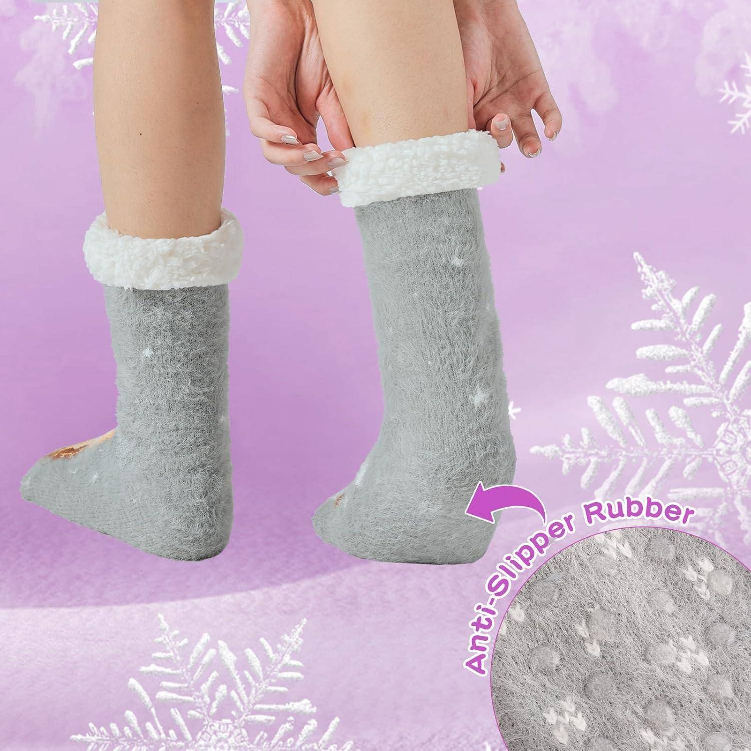 Person trägt weiche graue Socken mit weißen Bündchen, zeigt Antirutsch-Gummimuster auf der Sohle, umgeben von Schneeflocken-Grafiken.