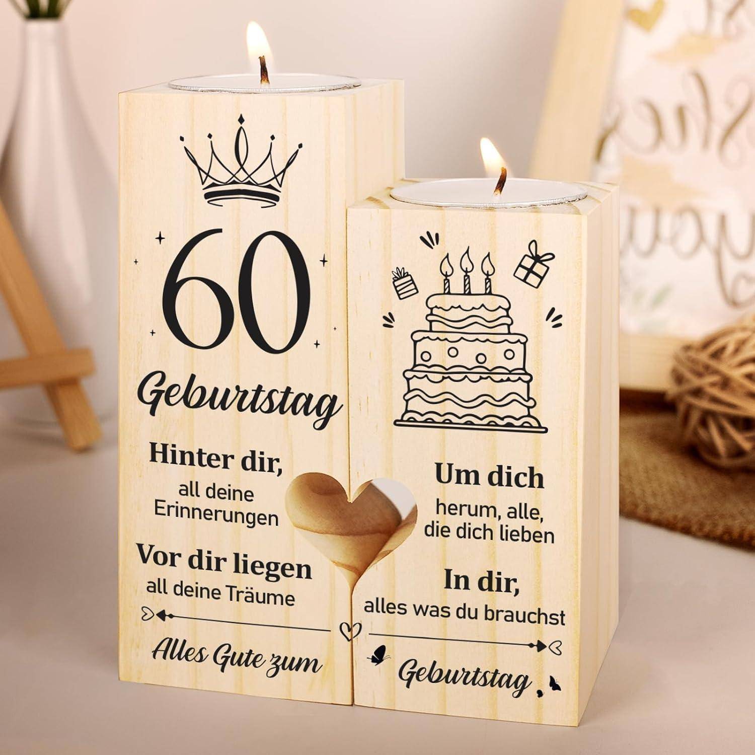 Zwei Holzkerzenhalter mit einem '60. Geburtstag' Motiv. Ein Halter zeigt eine Krone, der andere eine Torte.
