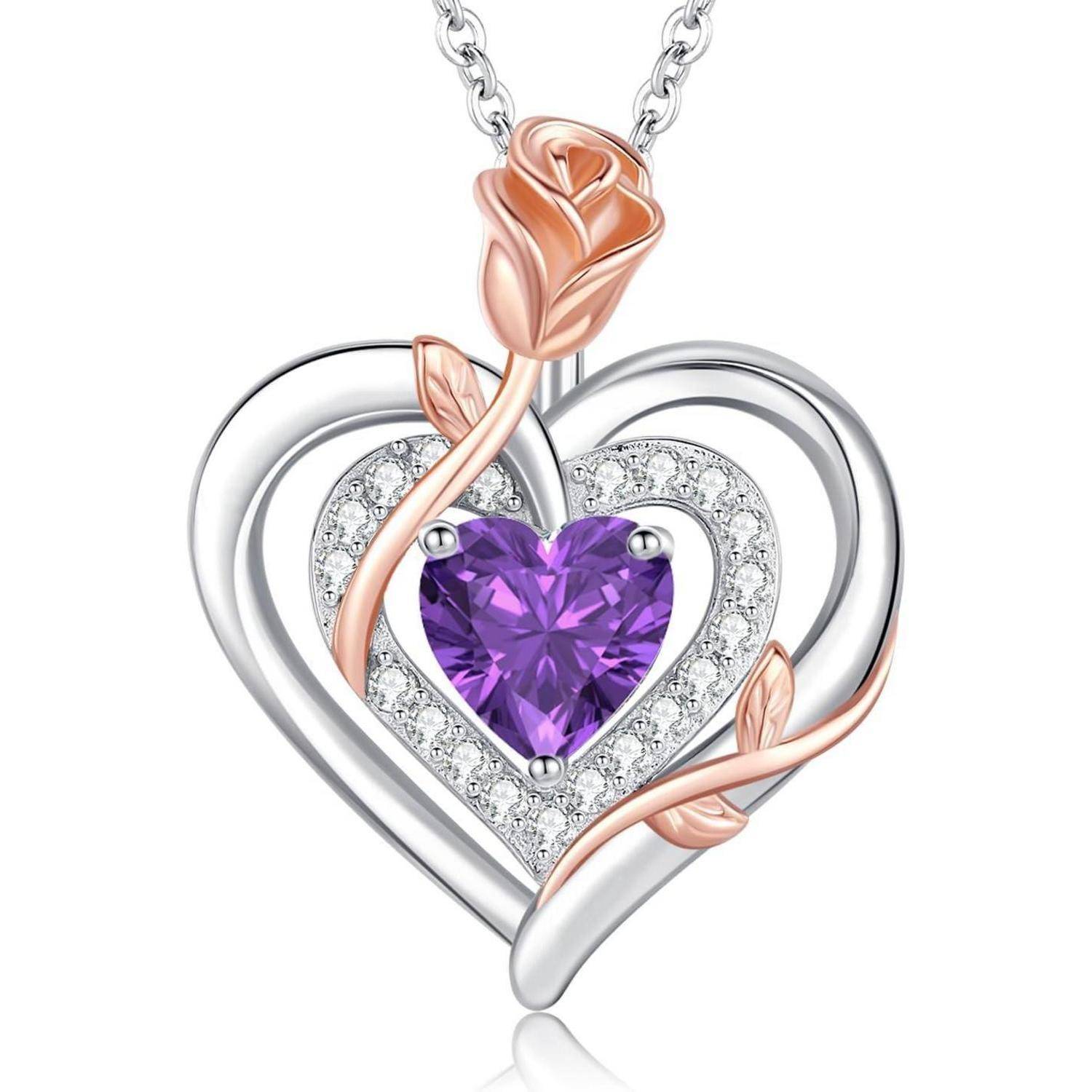 Ein herzförmiger Anhänger mit einem violetten Edelstein, in Silber- und Roségoldfarben, mit einer Rosendesign auf einer Silberkette.