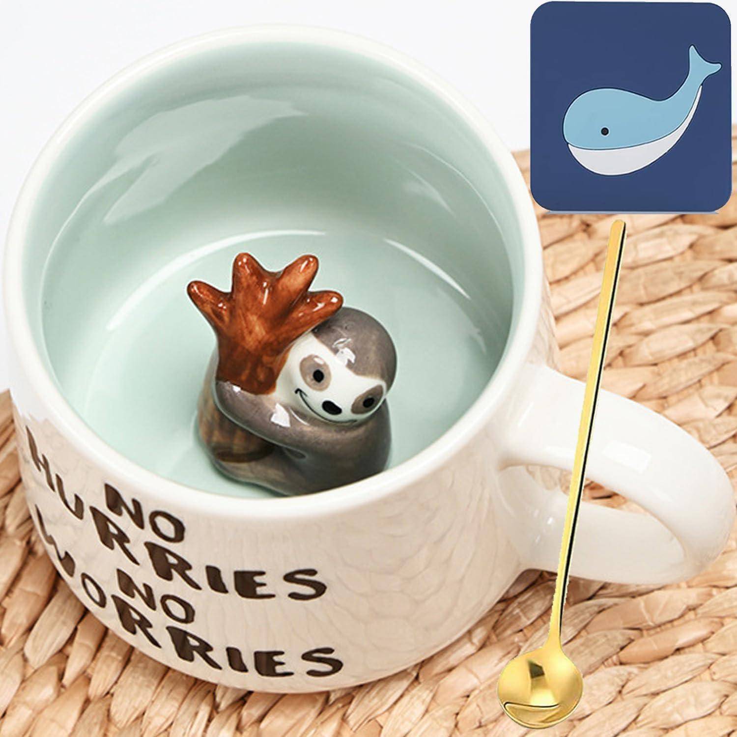 Eine Tasse mit einer Faultier-Figur im Inneren, mit dem Text 