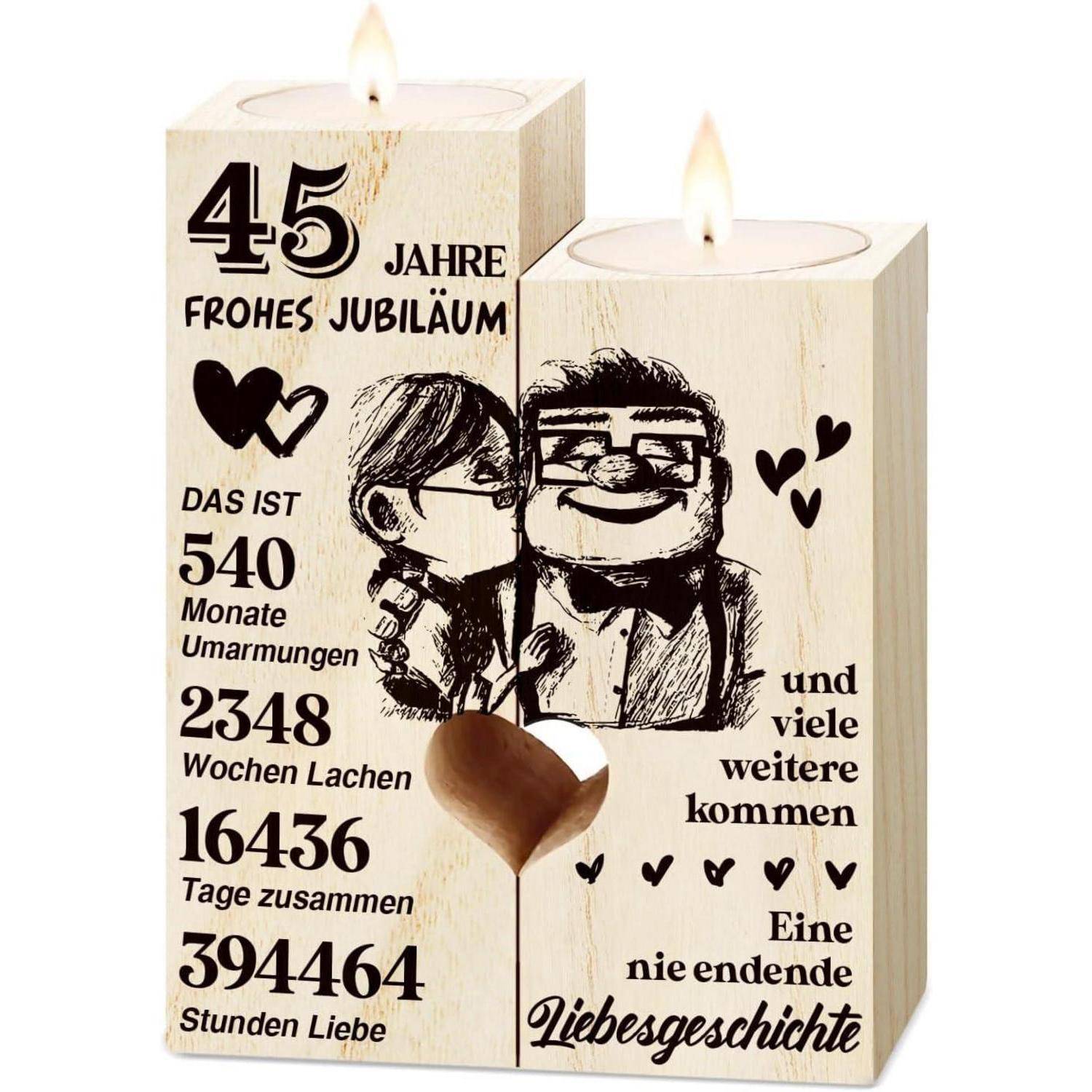 Zwei Kerzenhalter mit einer Illustration eines Paares, Herzen und dem Text '45 Jahre Frohes Jubiläum', die Jahre und gemeinsame Momente hervorheben.