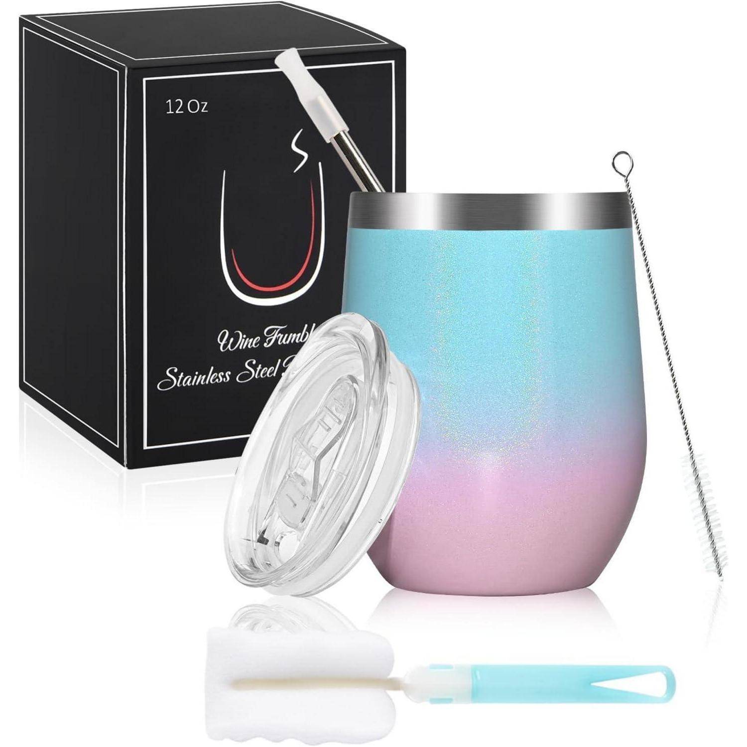Edelstahl-Weinglas mit Deckel, Strohhalm und Reinigungsbürste vor Verpackung; Farbverlaufsdesign von Rosa zu Blau.