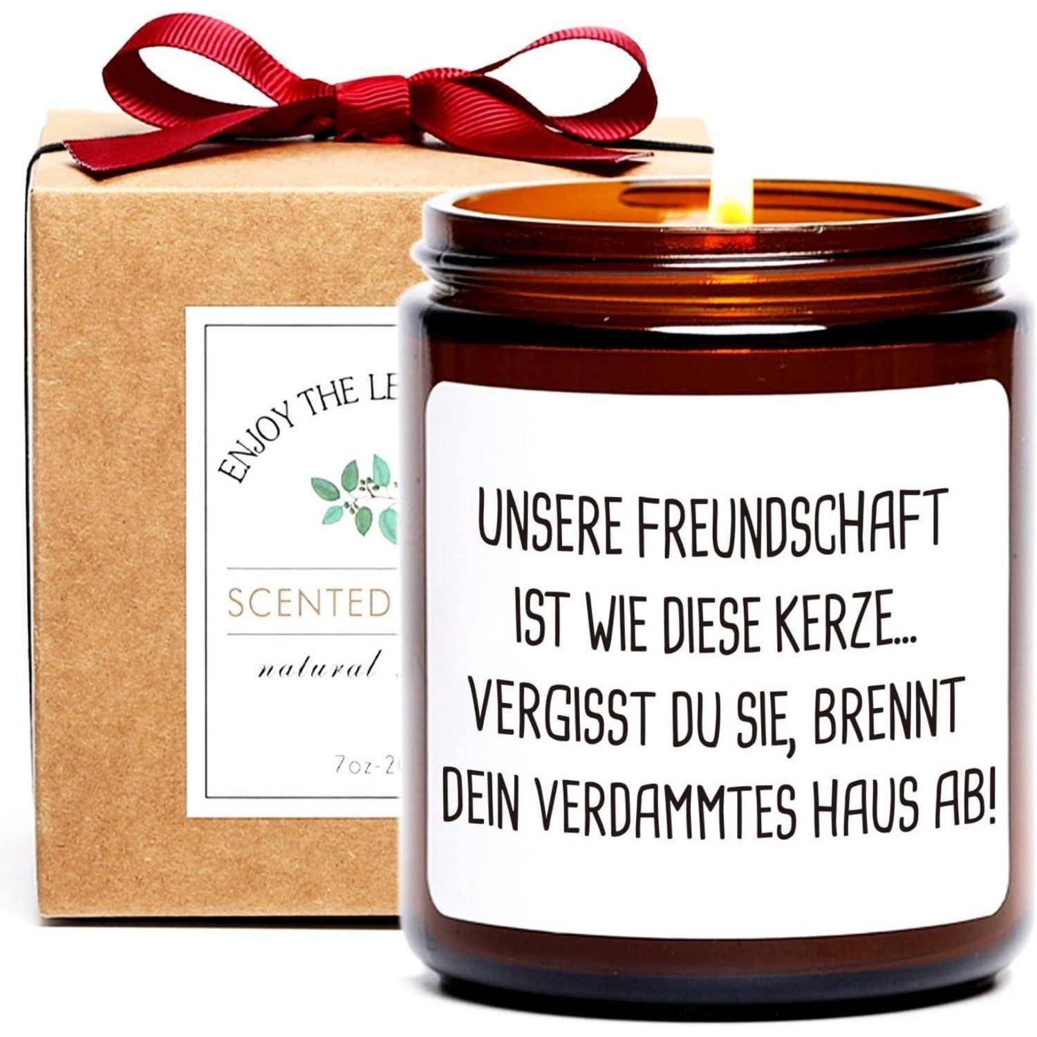 Eine braune Kerze mit einem Etikett auf Deutsch, auf dem steht: 