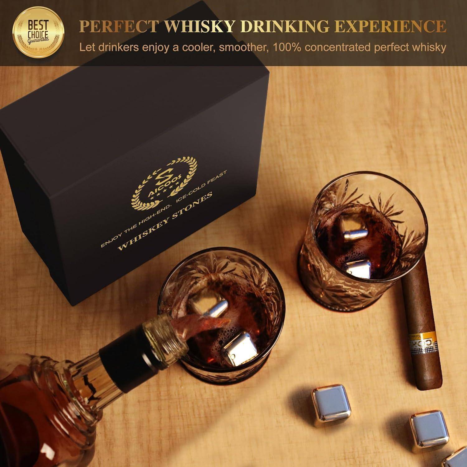 »Perfect Whisky Drinking Experience« Text auf Holzhintergrund. Eine Box mit Whisky-Steinen, zwei Whiskygläsern und eine nebenan liegende Zigarre vervollständigen die Szenerie.