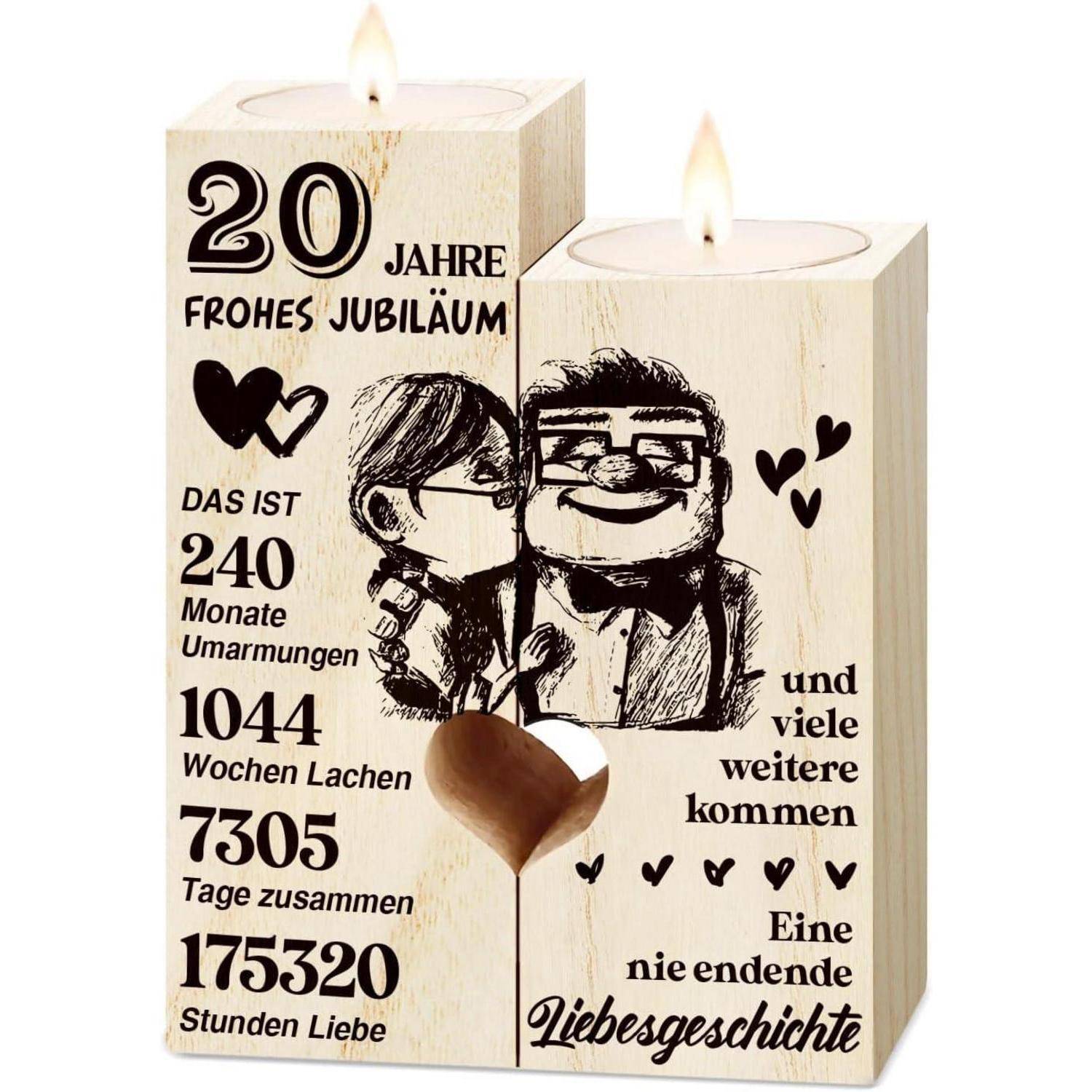 Zwei brennende Kerzen auf einem Holzständer mit einer Illustration eines Paares und Text, der die 20-jährige Hochzeit und Liebesmomente feiert.