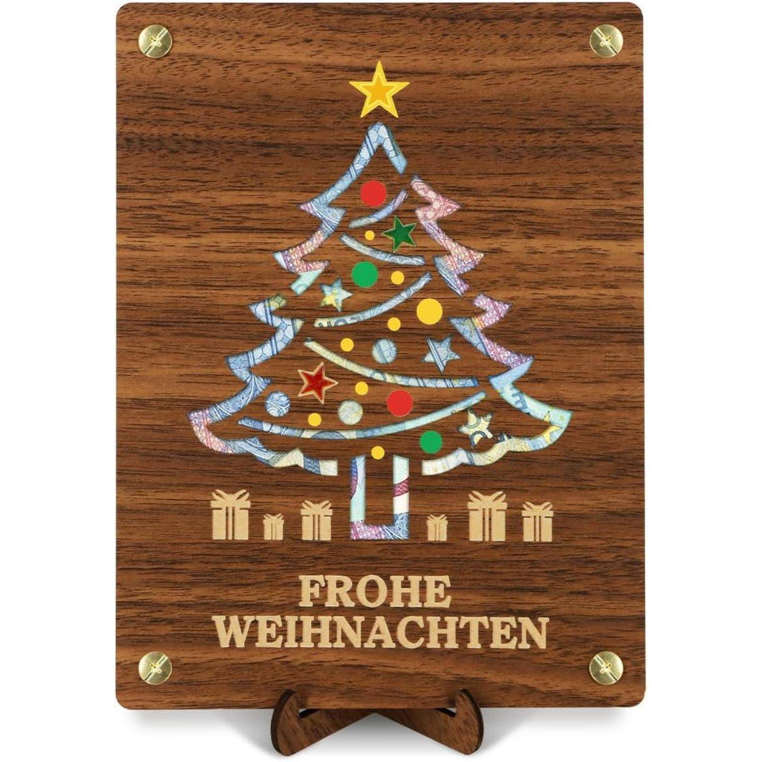 Eine Holztafel mit einer festlichen Darstellung eines Weihnachtsbaums, geschmückt mit bunten Weihnachtskugeln und einem Stern, umgeben von Geschenken. Text lautet 