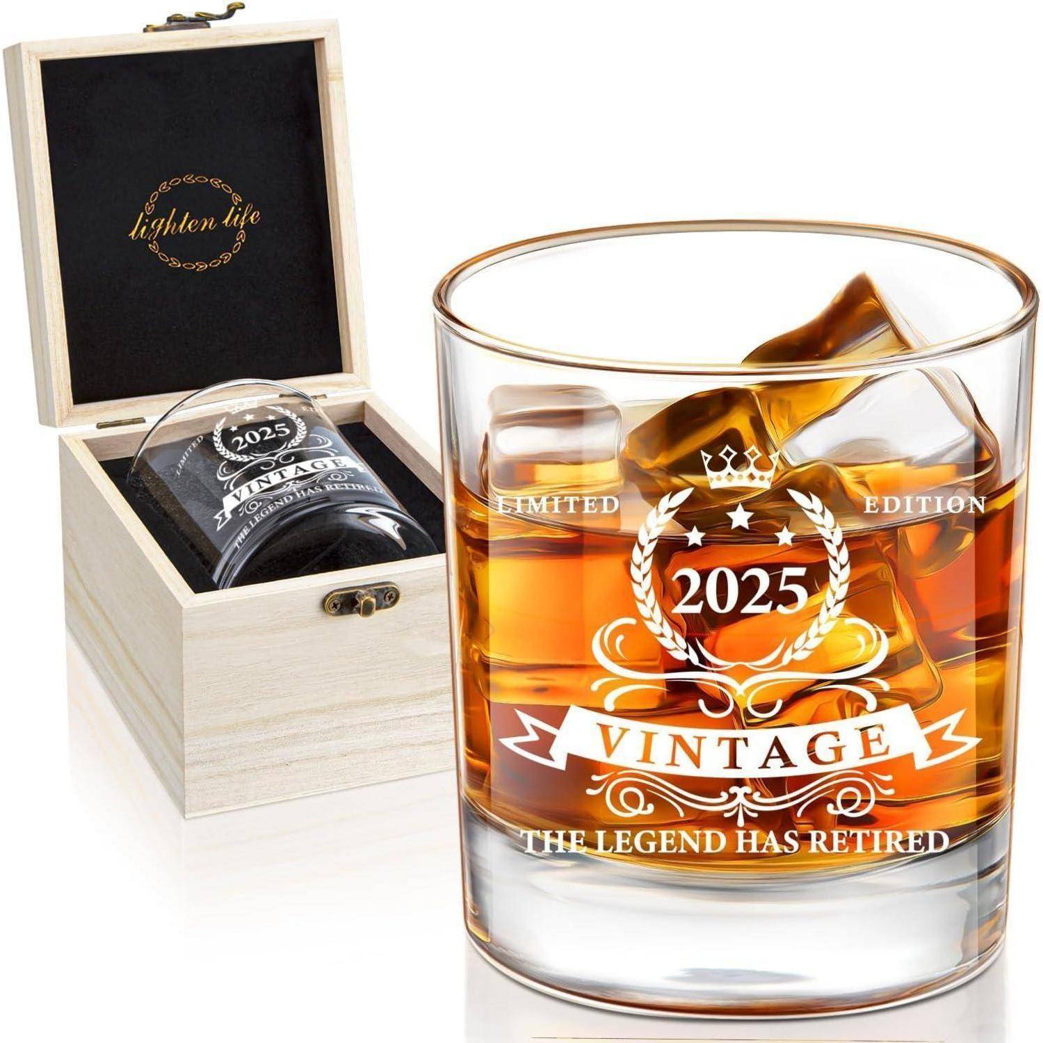 Ein Whiskeyglas mit Eiswürfeln zeigt den Text 