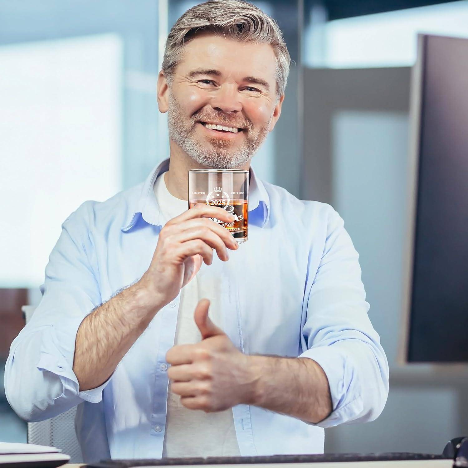 Eine Person, die lächelt und ein Glas Whiskey hält, mit einer Daumen-hoch-Geste, drinnen mit einem unscharfen Hintergrund.