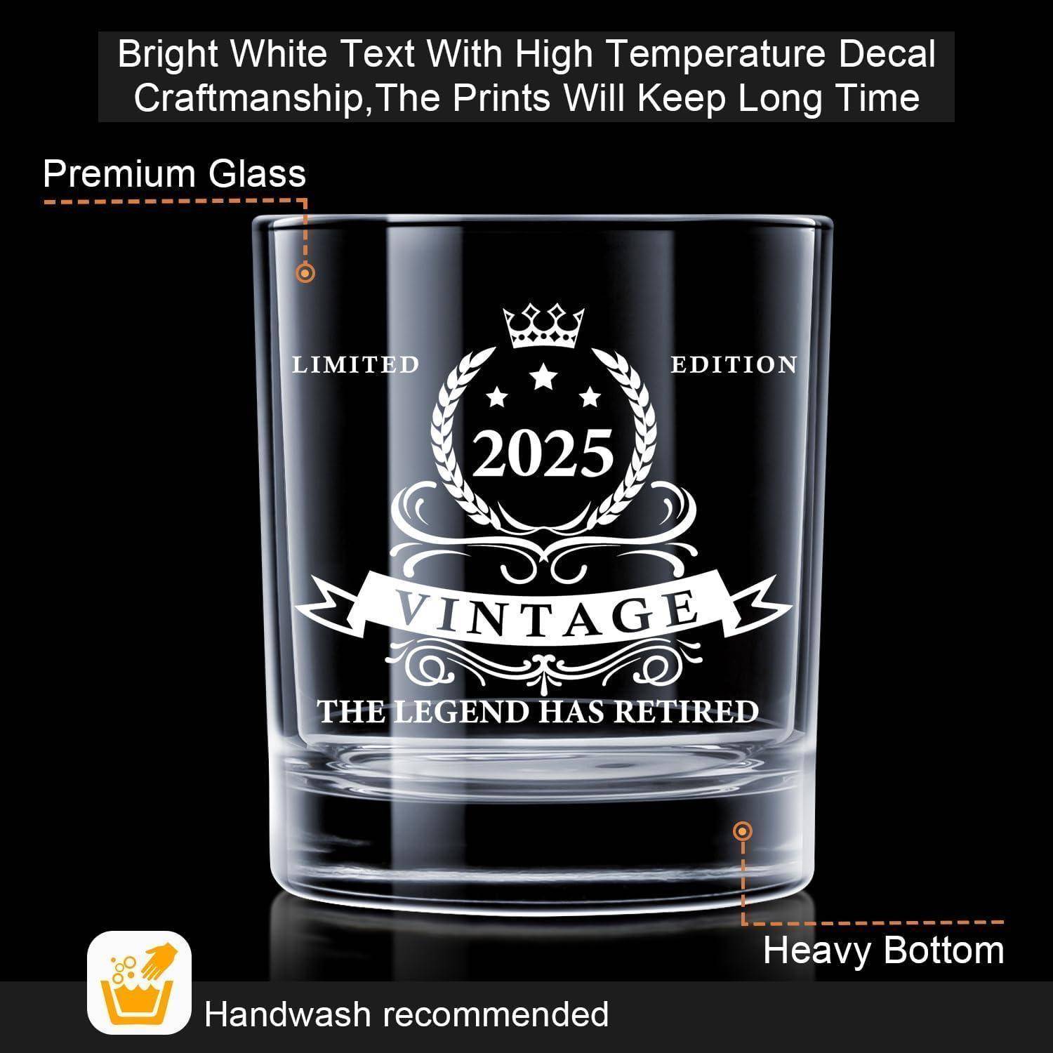 Whiskyglas mit der Aufschrift '2025 Vintage, Limited Edition, Die Legende ist im Ruhestand' mit Premium-Glas und schwerem Boden. Handwäsche empfohlen.