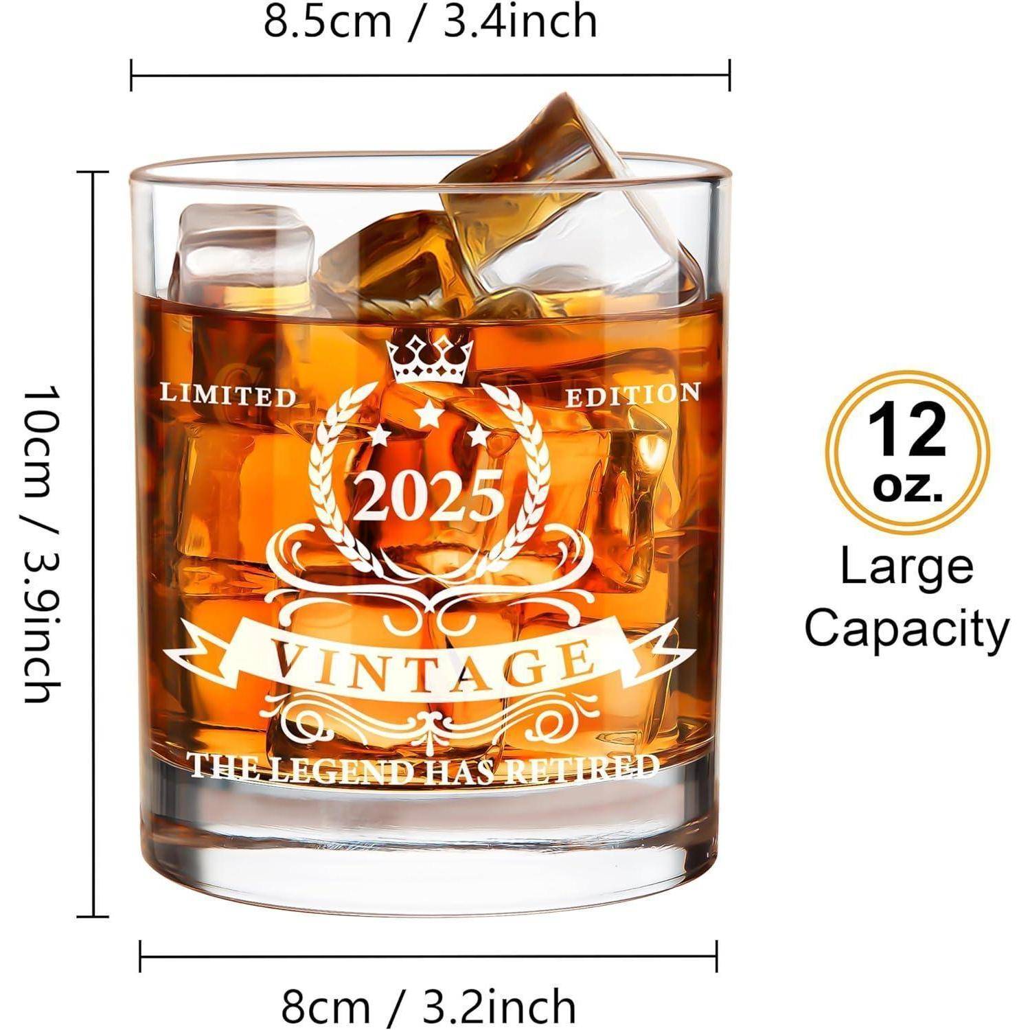 Ein Glas-Tumbler, gefüllt mit Eis und bernsteinfarbener Flüssigkeit. Es trägt die Aufschriften '2025 Vintage' und 'The Legend Has Retired'. Größe: 8 x 10 cm. Fassungsvermögen: 12 oz.