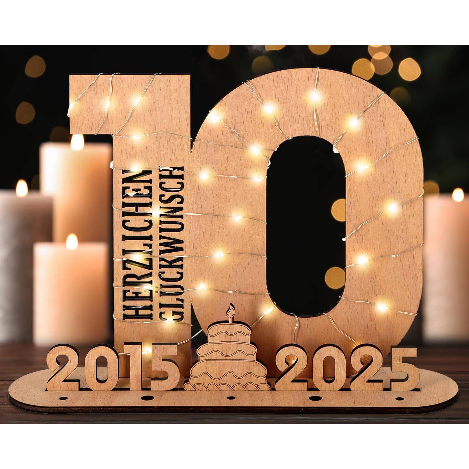 Hölzerne '10' mit leuchtenden Lichtern, 'Herzlichen Glückwunsch', Kuchenillustration, Kerzen; Datumsangaben '2015' bis '2025' als Zeichen der Feier.