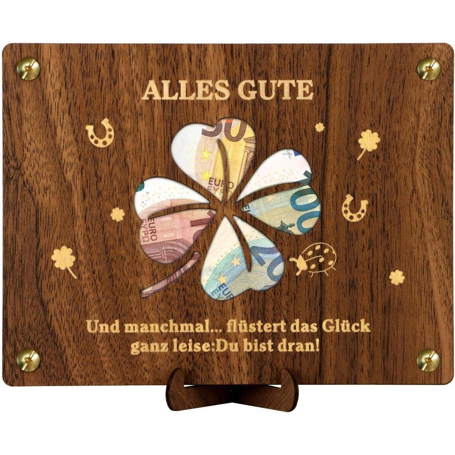 Eine dekorative Holztafel zeigt einen ausgeschnittenen Kleeblatt-Umriss, der Eurobanknoten freilegt, mit dem Text 
