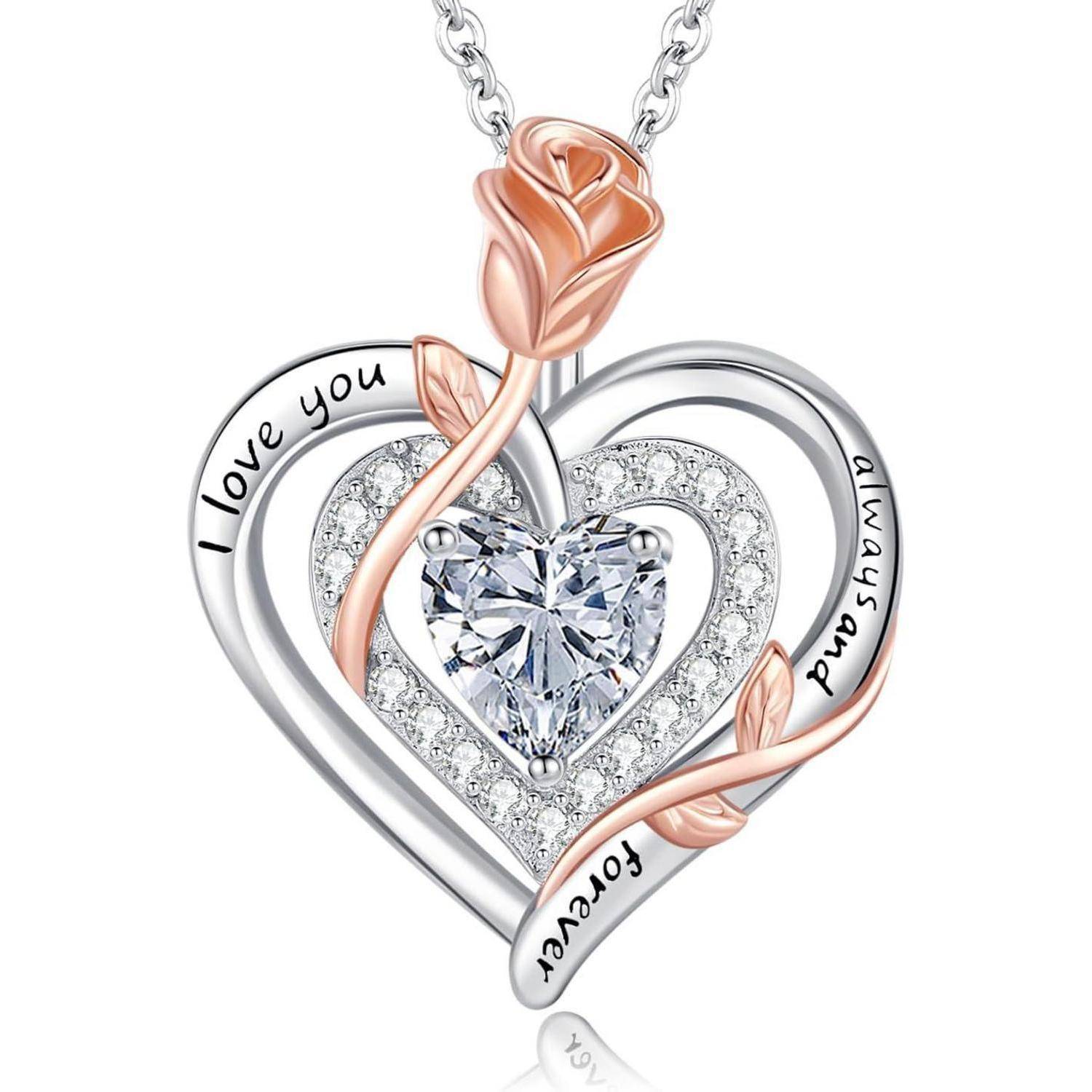 Ein herzförmiger Anhänger mit einer Rose, mit einem herzförmigen Edelstein in der Mitte. Der eingravierte Text lautet: „Ich liebe dich, immer und ewig.