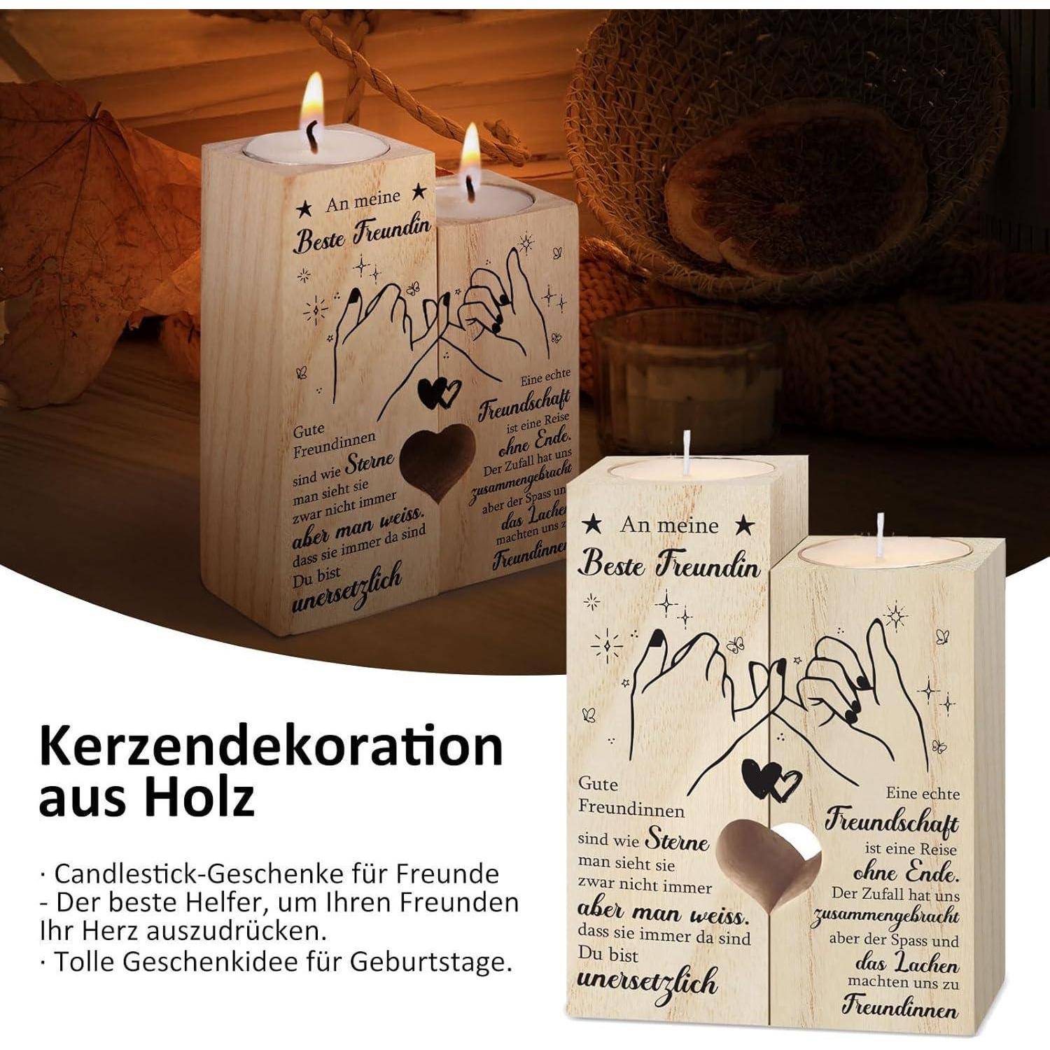 Ein Kerzenhalter aus Holz mit zwei brennenden Kerzen trägt den Text 'An meine Beste Freundin' und Abbildungen von handgezeichneten Händen in Herzform.