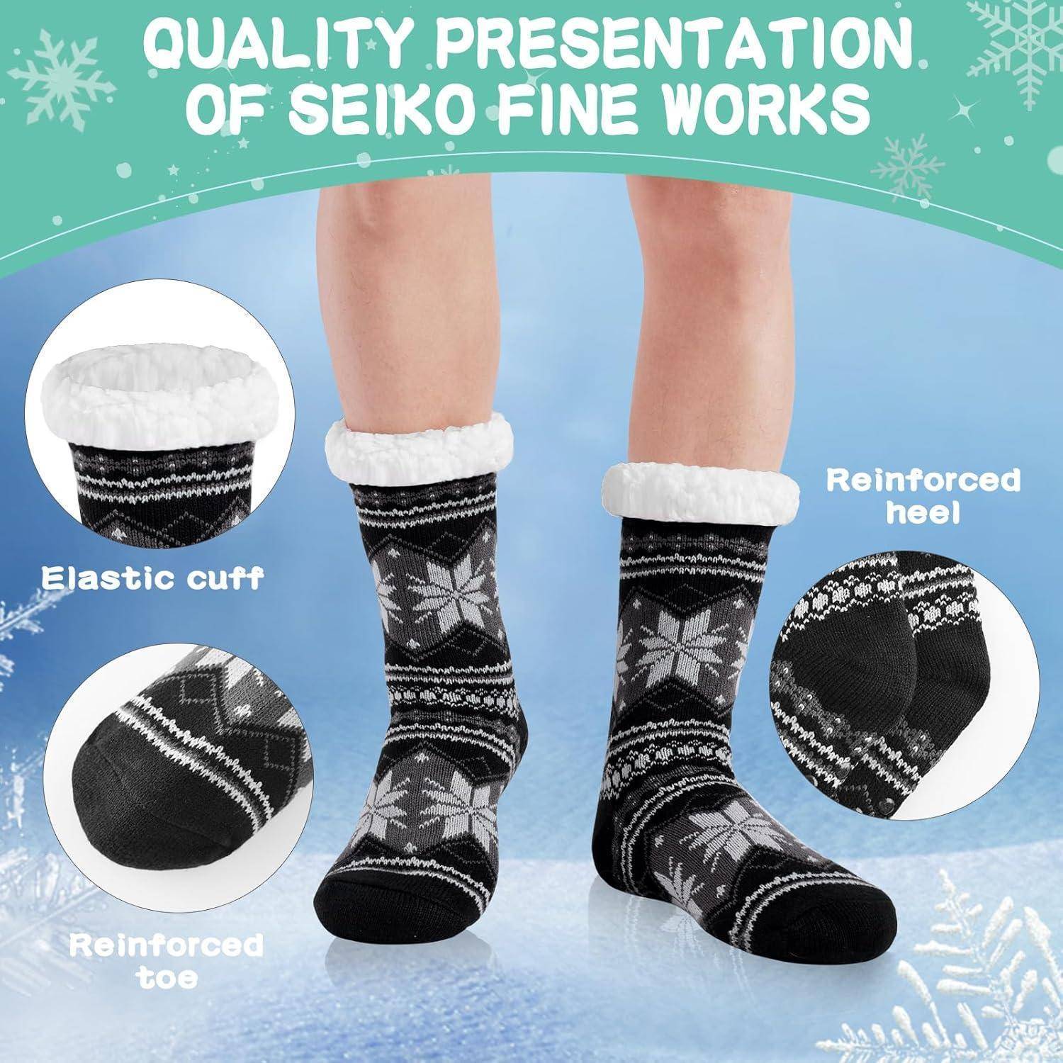Eine Person trägt schwarze und weiße gemusterte Socken mit einem flauschigen Bündchen. Das Bild hebt die Merkmale „Verstärkter Fersenbereich