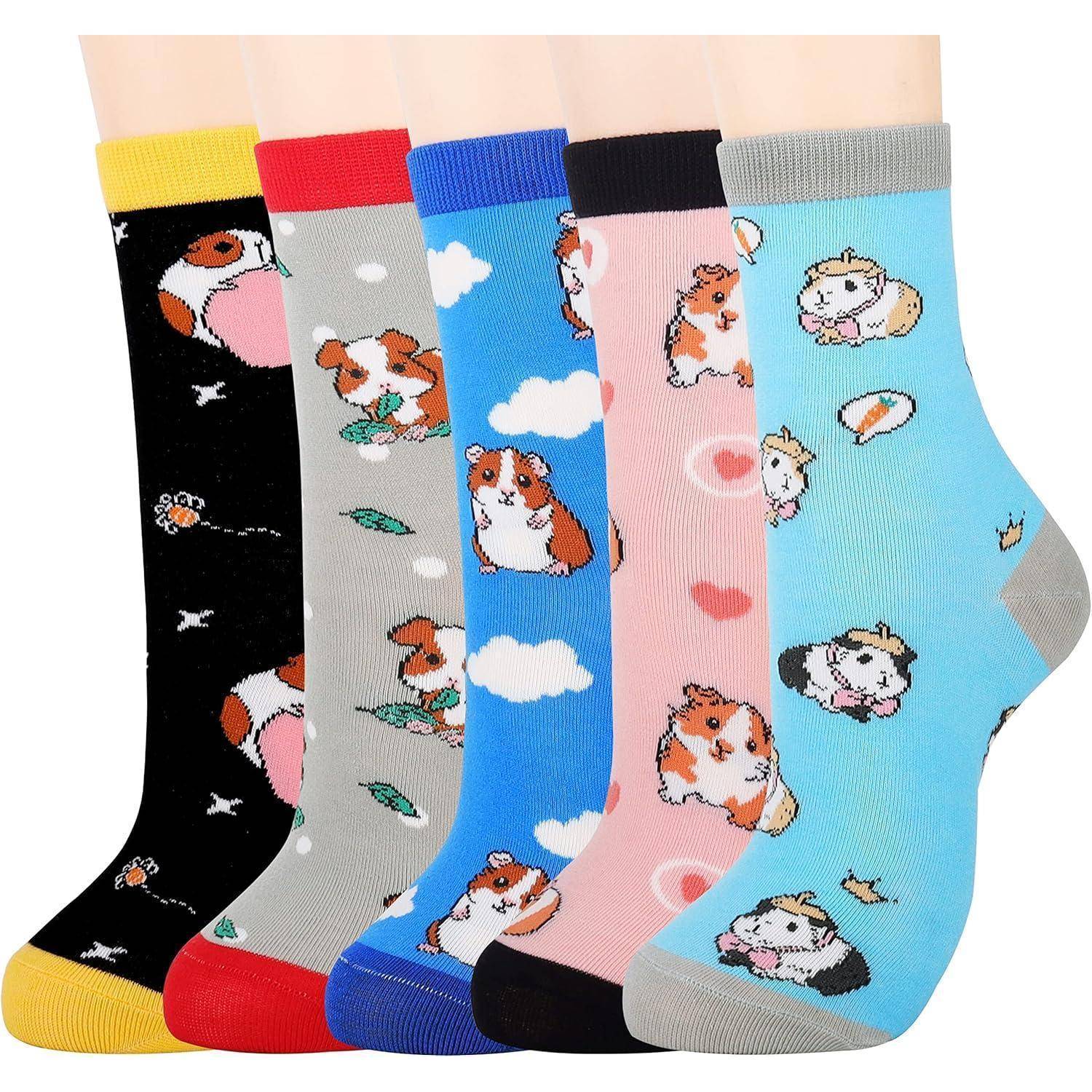 Fünf Sockenpärchen in verschiedenen Farben, die jeweils unterschiedliche Cartoon-Meerschweinchen-Designs auf verschiedenen Hintergründen zeigen.