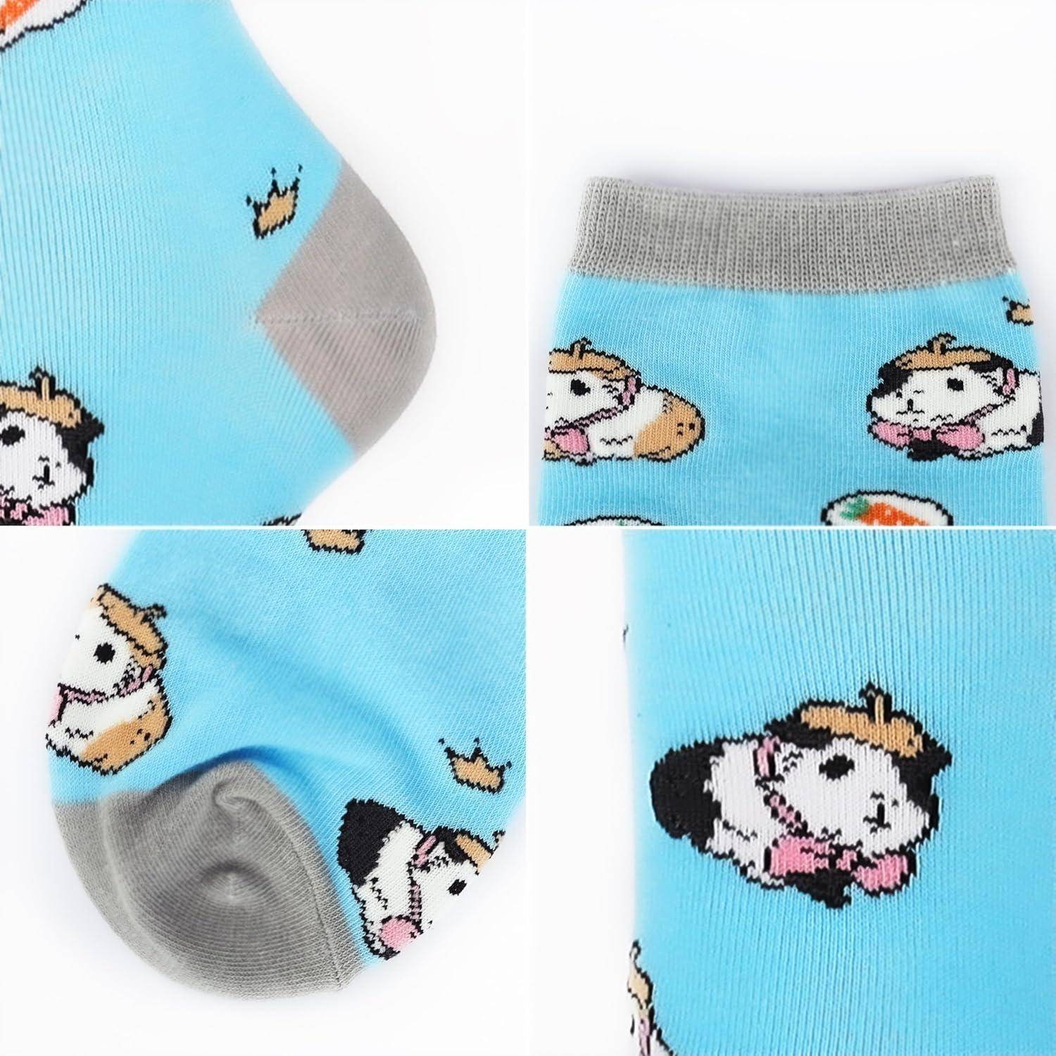 Blaue Socken mit Cartoonhund-Mustern, die Hüte und Schals tragen, mit Kronen- und Lebensmittelbildern, sowie grauen Zehenpartien, Fersen und Bündchen.