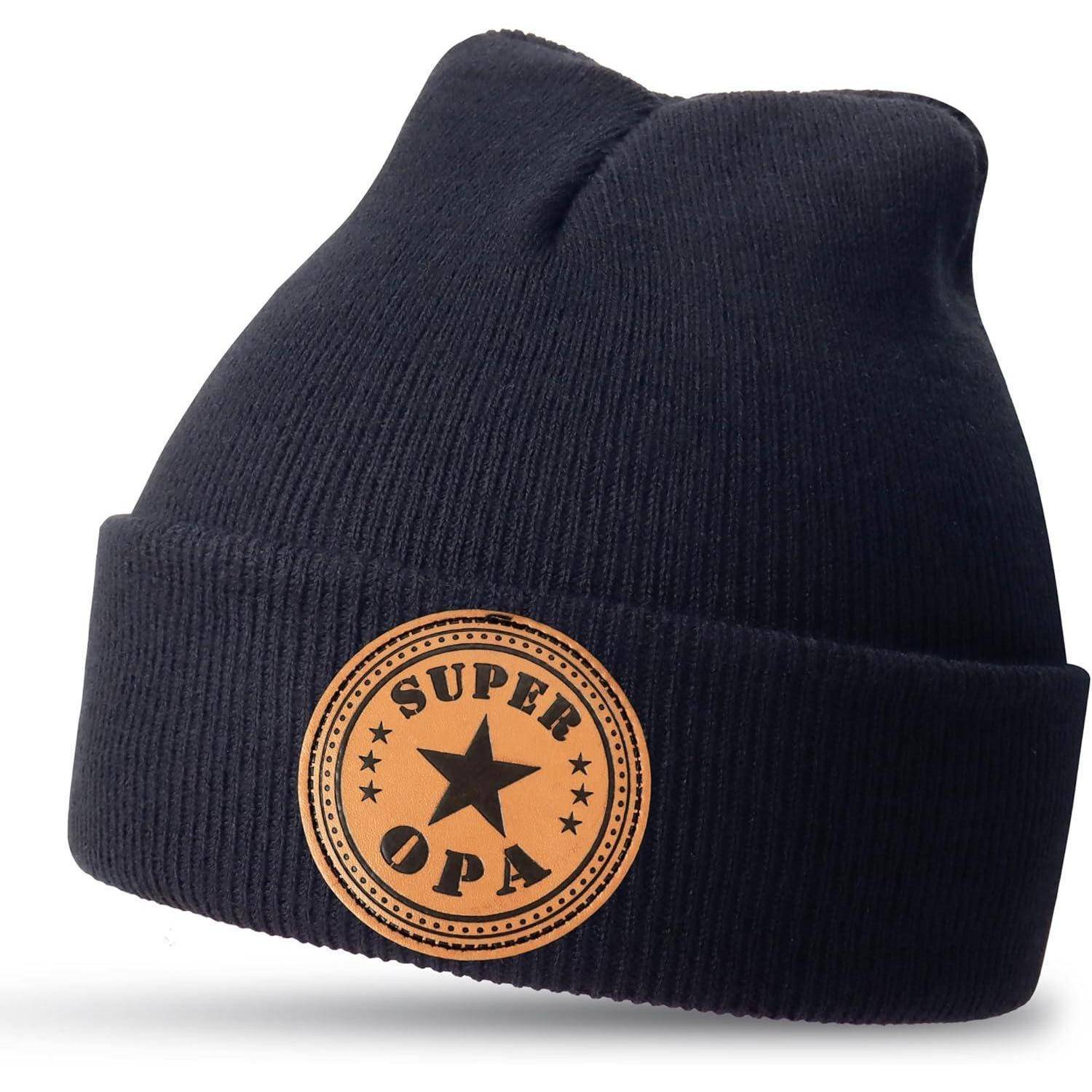 Eine schwarze Strickmütze mit einem Lederaufnäher, auf dem ‚SUPER OPA' steht und in der Mitte ein Stern zu sehen ist.