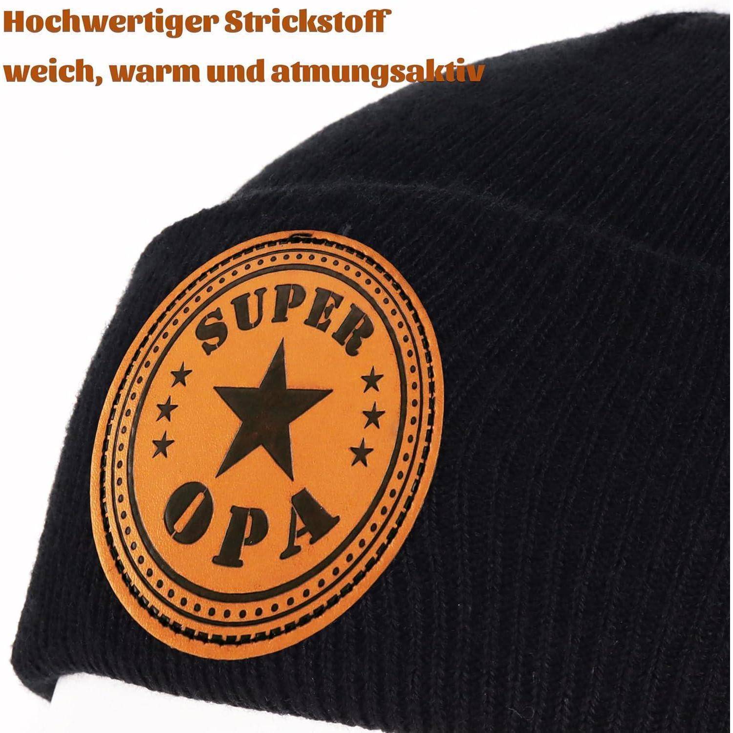 Ein schwarzer gestrickter Beanie mit einem orangefarbenen Aufnäher, der einen Stern und den Text ‚Super Opa' trägt. Text darüber liest sich: ‚Hochwertiger Strickstoff, weich, warm und atmungsaktiv.