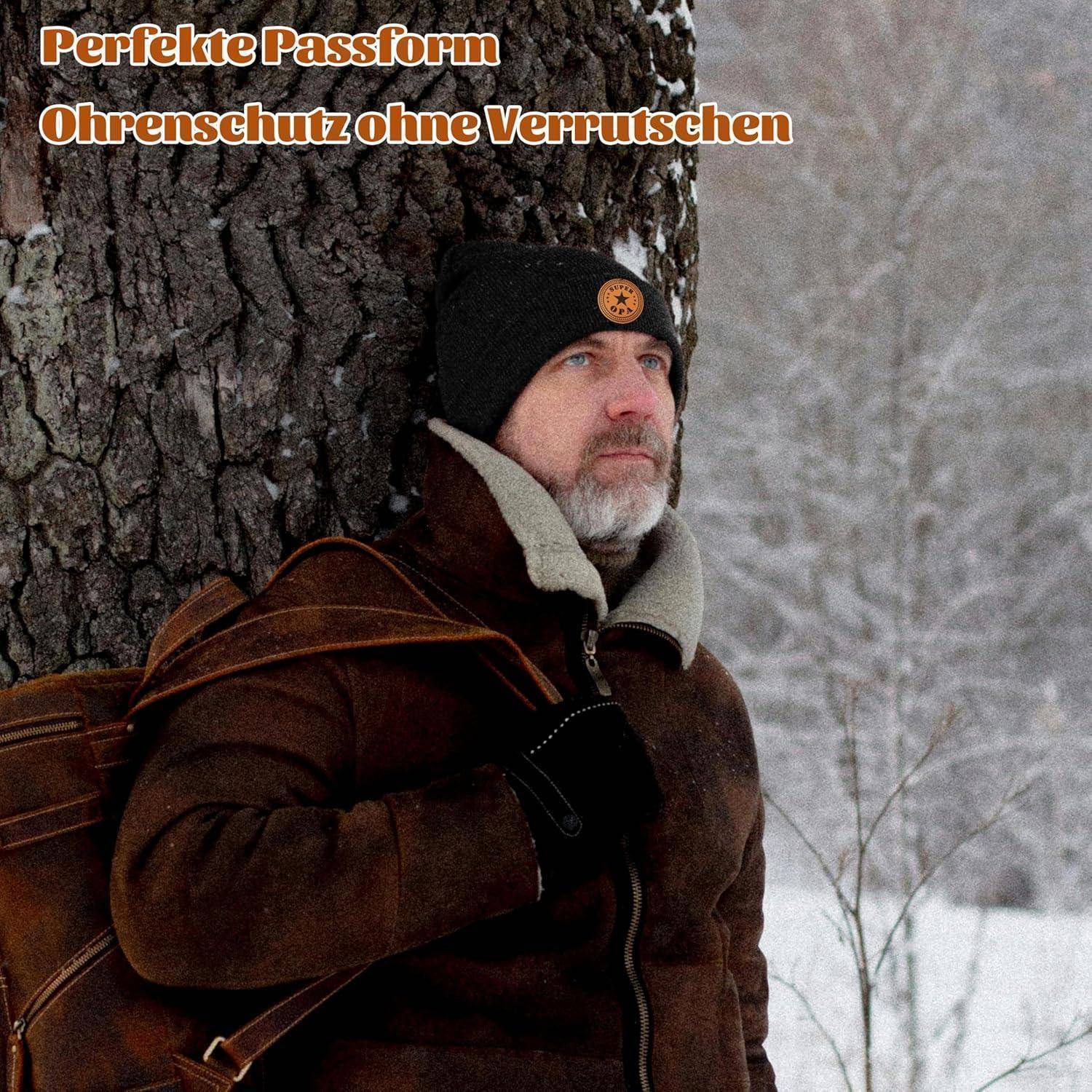 Ein Mann in einem braunen Mantel und schwarzer Mütze lehnt an einem Baum in einer Winterlandschaft. Text auf Deutsch bewirbt einen bequemen Sitz und rutschfeste Konstruktion.