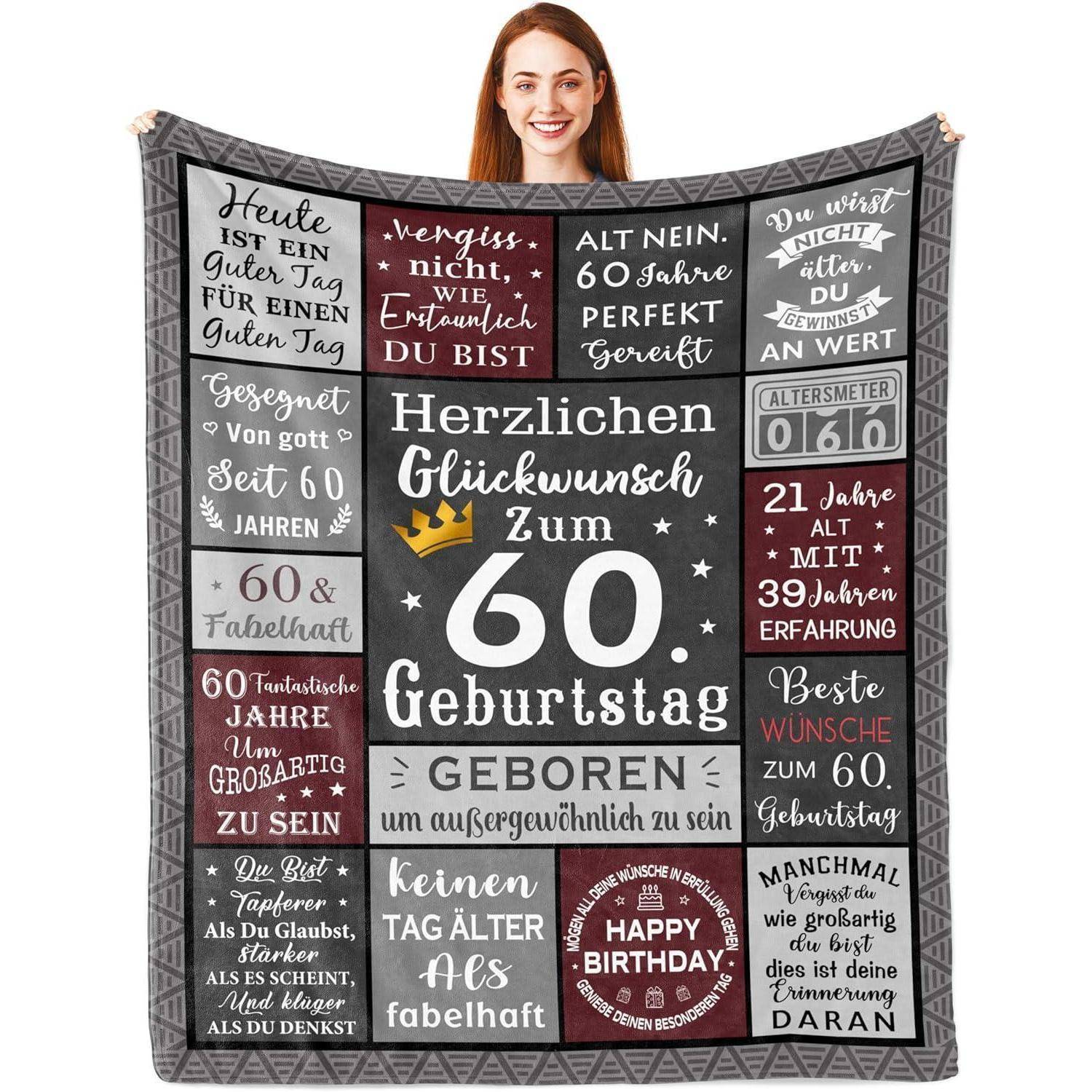 Eine Frau hält eine dekorative Decke mit Geburtstagsbotschaften auf Deutsch, die einen 60. Geburtstag feiern.