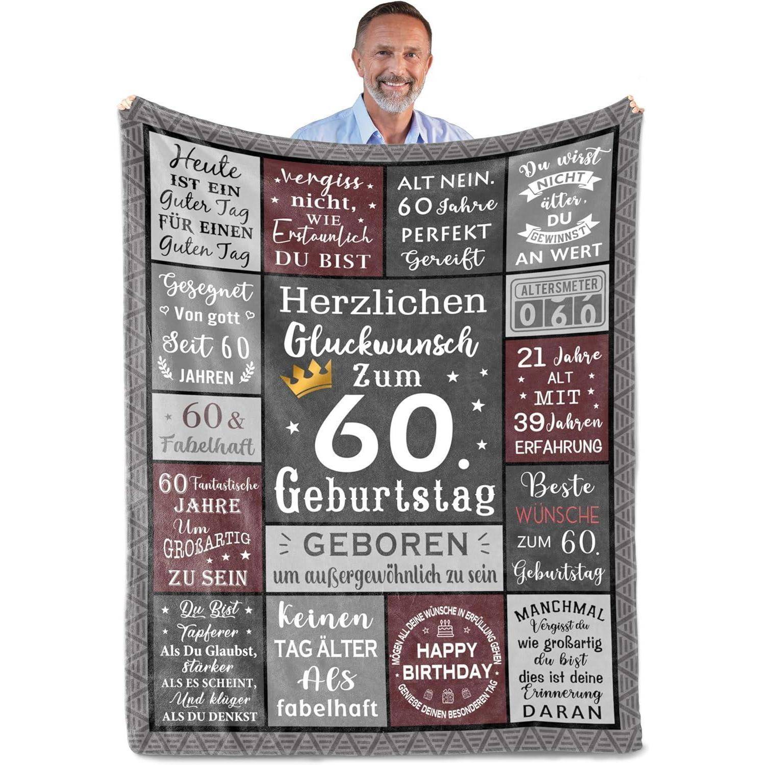 Ein Mann hält ein dekoratives Poster mit verschiedenen Glückwunschphrasen und Zahlen zur Feier eines 60. Geburtstags.