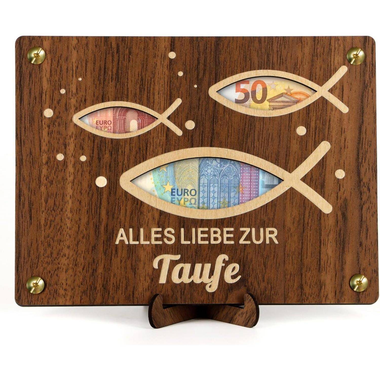 Eine Holzplakette mit drei fischförmigen Aussparungen, in denen Eurobanknoten ausgestellt sind, und dem Text 