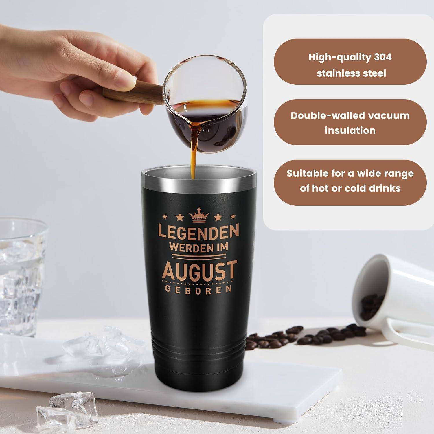 Eine Hand gießt Kaffee in einen schwarzen Thermobecher mit deutschem Text 