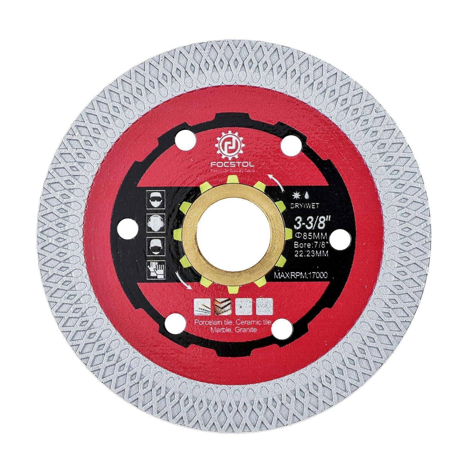 Eine rote kreisförmige Diamanttrennscheibe zum Schneiden von Materialien wie Porzellan und Granit. Der Durchmesser beträgt 3-3/8 Zoll bei einer Dicke von 8,5 mm.