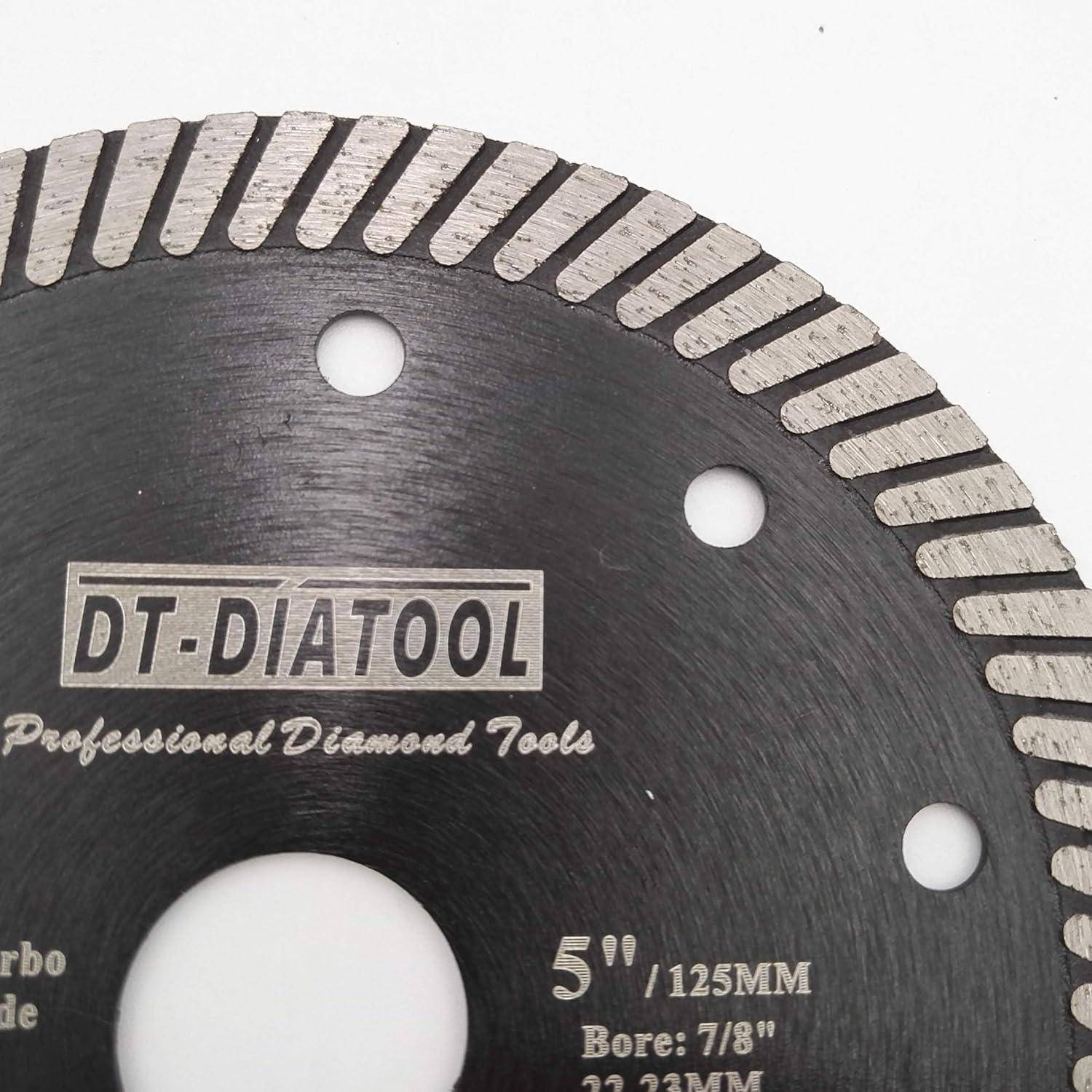 Eine Kreisdiamant-Sägeblatt mit dem Text 'DT-DIATOOL Professional Diamond Tools'. Größe: 5 Zoll, Aufnahme: 7/8 Zoll, 22,23 mm.