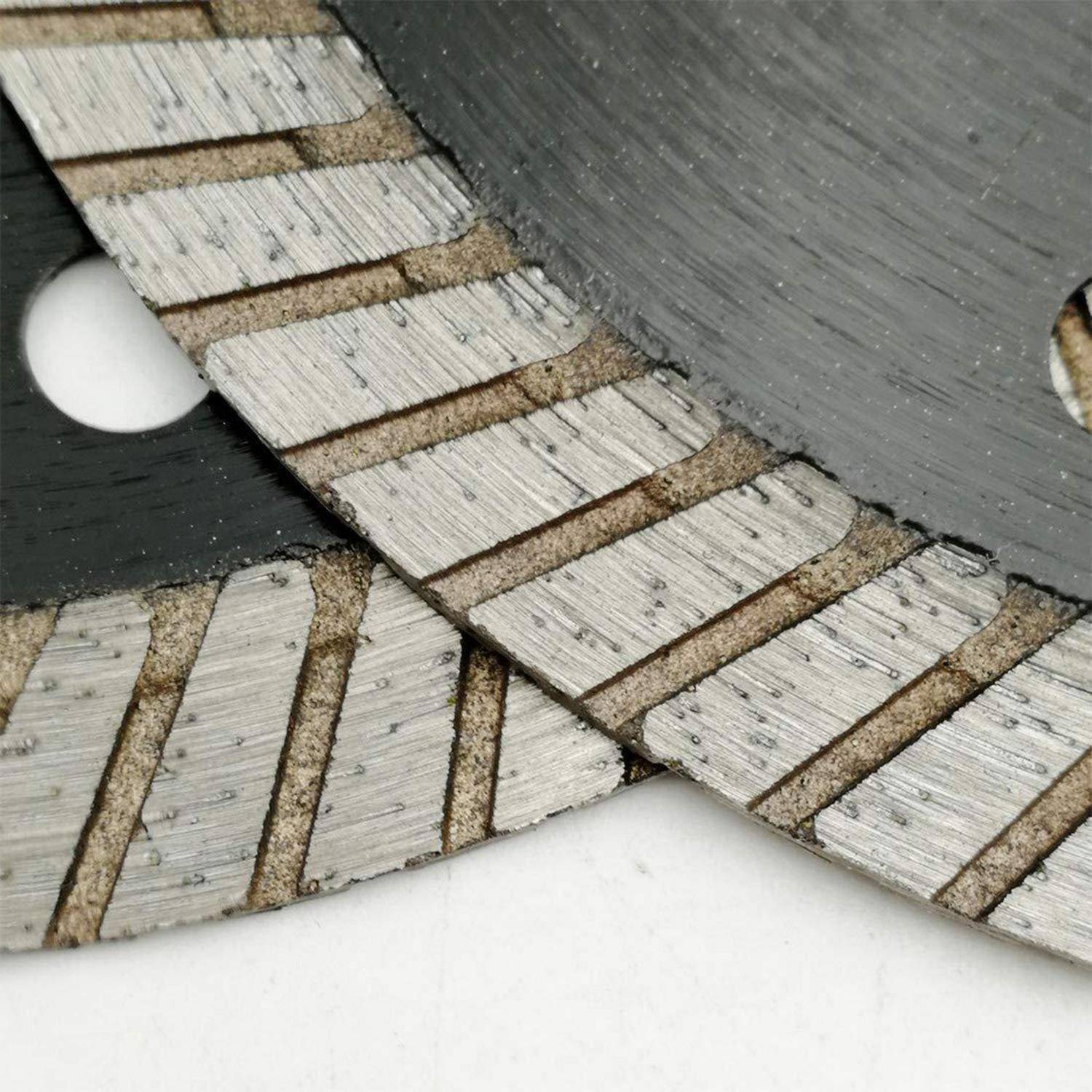 Nahaufnahme einer Kreissägeblatt mit segmentierten Zähnen und metallischem Finish, die detaillierte Textur und Design zum Schneiden zeigt.