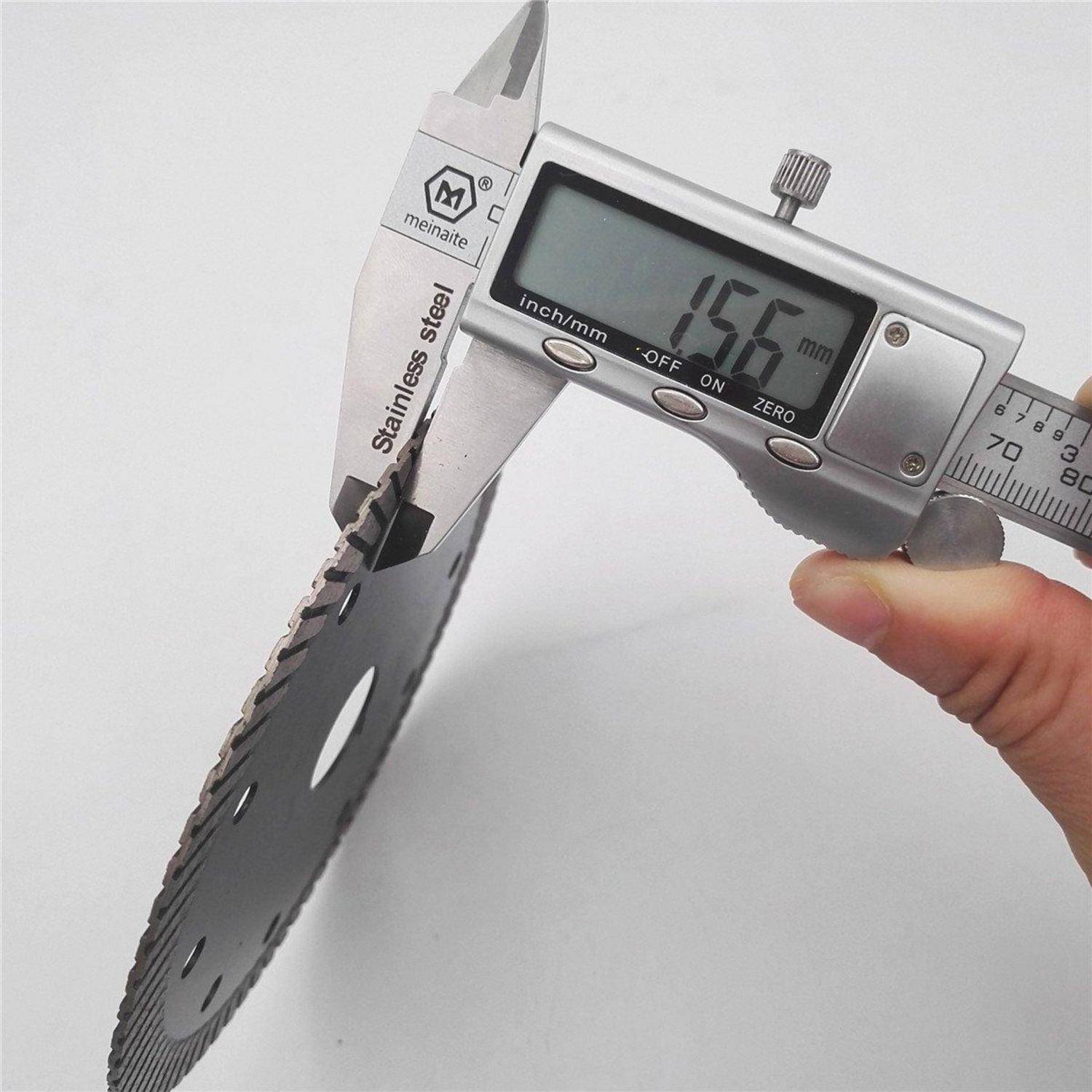 Ein digitaler Messschieber misst die Dicke eines Kreissägeblatts mit 1,56 mm und demonstriert damit Präzision bei der Werkzeugmessung.