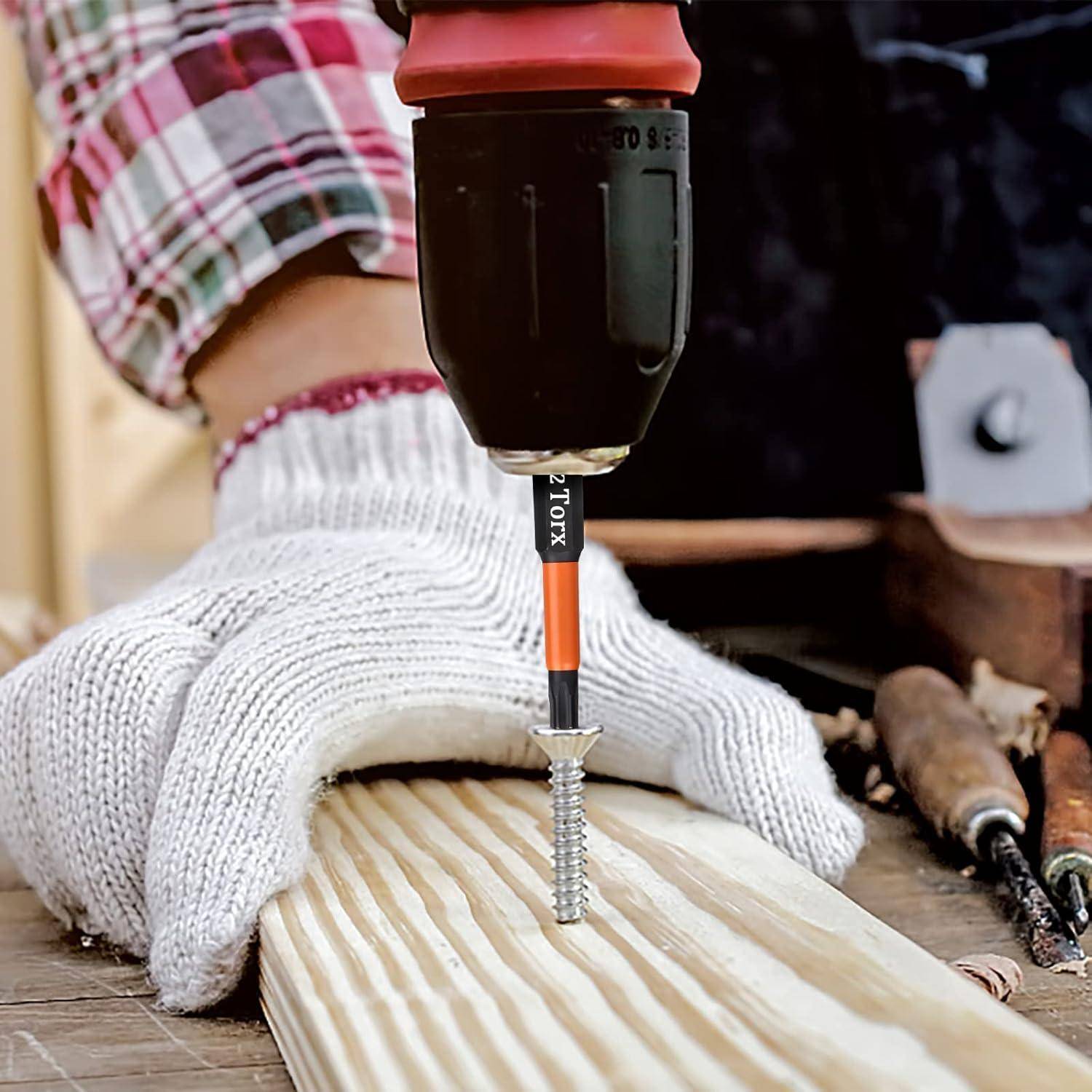Eine Person mit weißen Handschuhen benutzt eine Bohrmaschine, um eine Schraube in ein Holzbrett zu schrauben, wobei Werkzeuge im Hintergrund zu sehen sind.