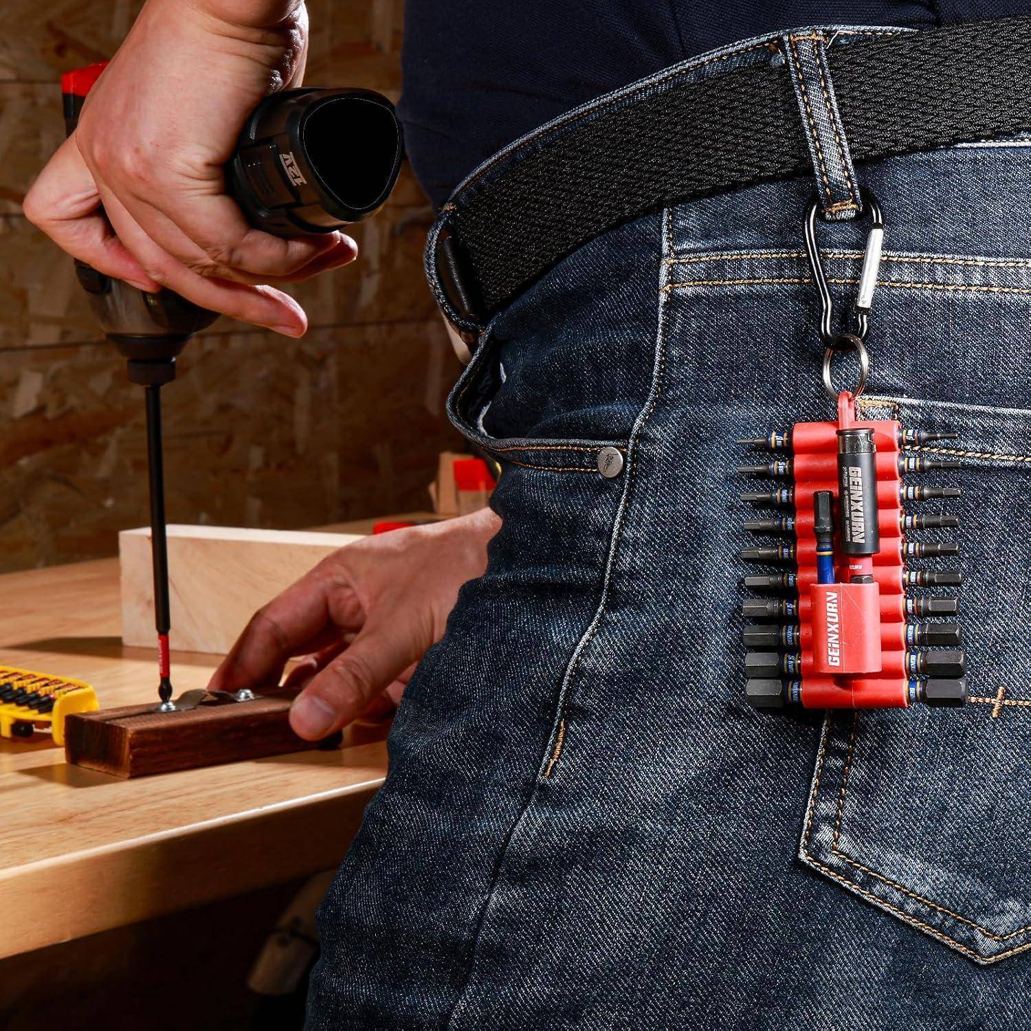 Eine Person verwendet einen Schraubendreher an einem Holzobjekt und trägt einen Gürtel mit einem rot-schwarzen Bohrbitset befestigt. Ihre Konzentration gilt vollständig der Aufgabe.